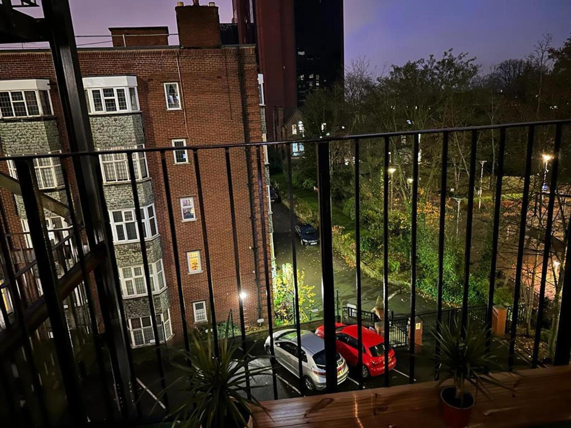 Luxury 9ine Lush Jacuzzi With Balcony Apartment