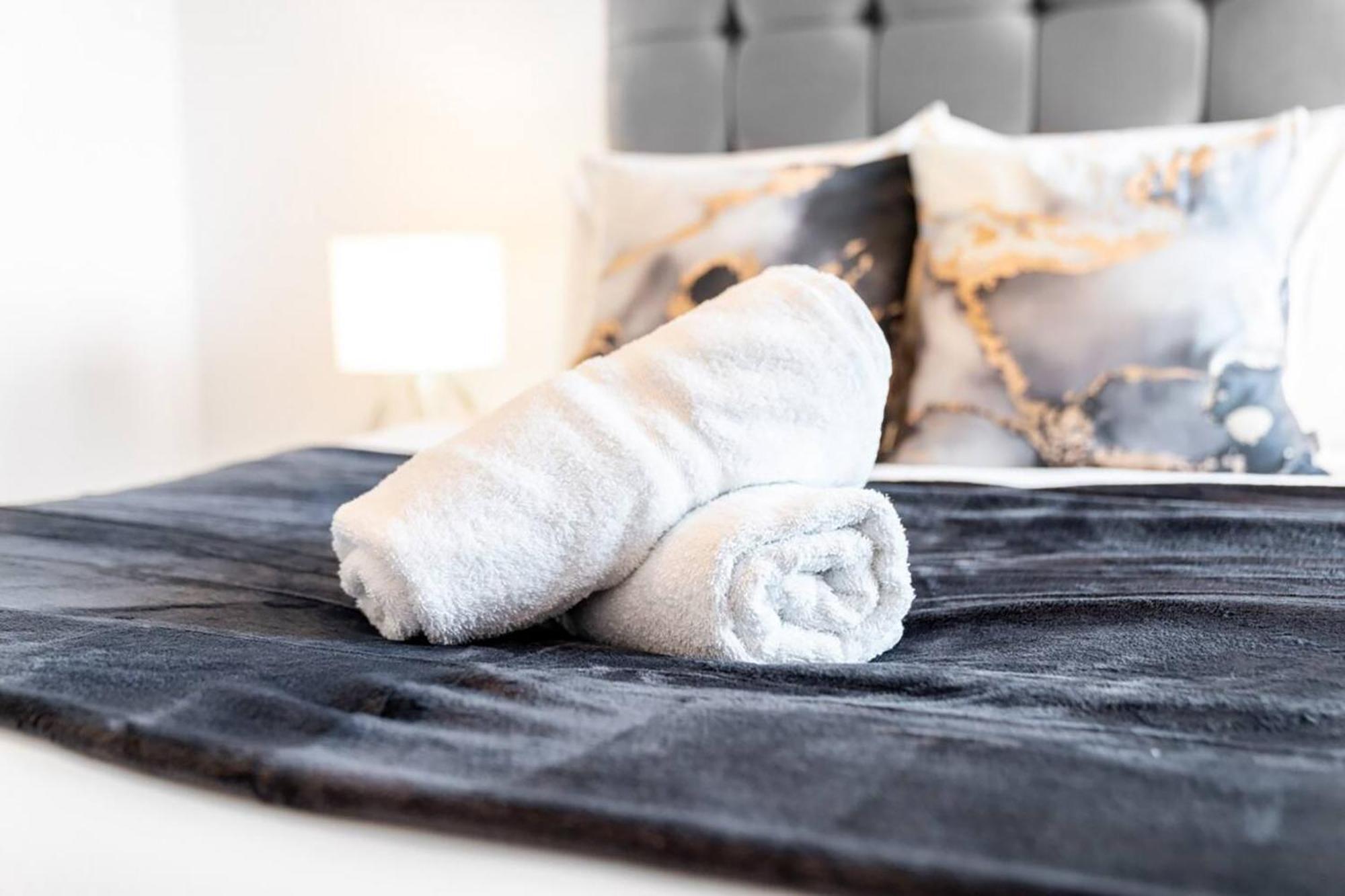 The Marsons Collection - New Luxury - Balcony - 2 Bedrooms - Secure Parking - 1mc Apartment