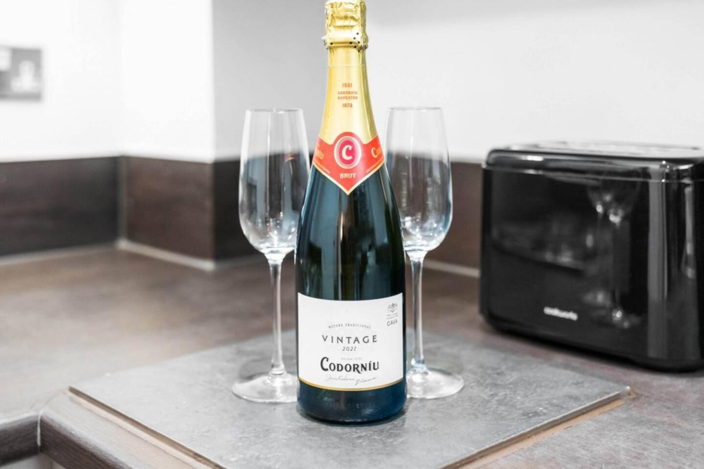 Luxe Centre - 2 Bedroom - Secure Parking - Balcony - Rated -11a *