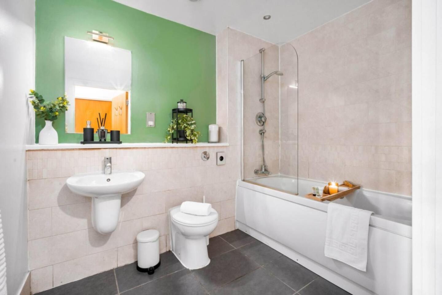 Luxe Centre - 2 Bedroom - Secure Parking - Balcony - Rated -11a *