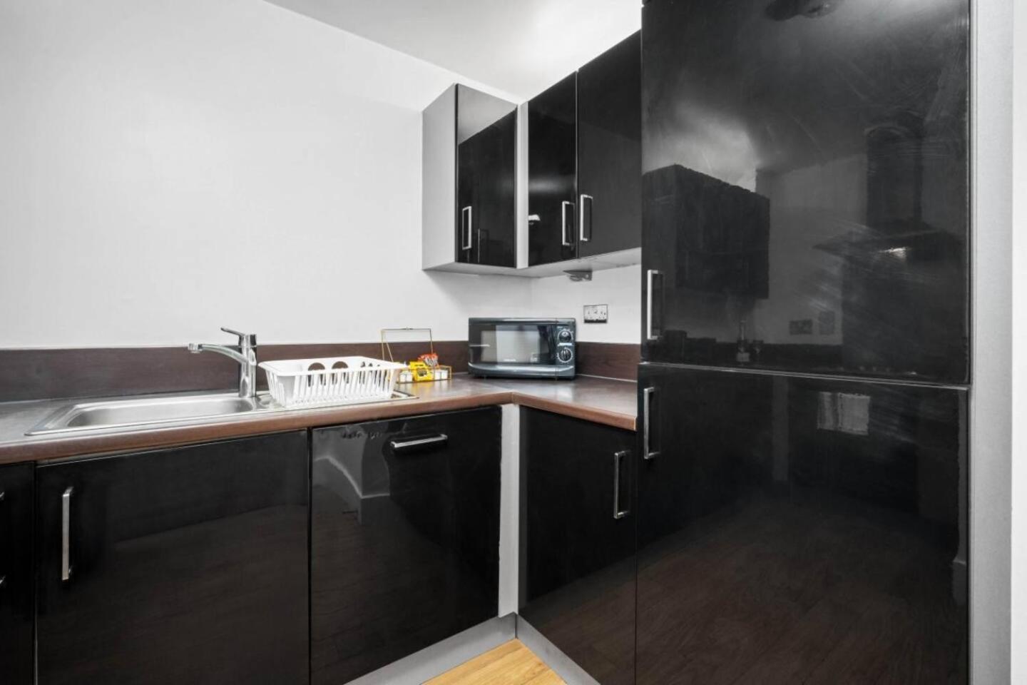 Luxe Centre - 2 Bedroom - Secure Parking - Balcony - Rated -11a Birmingham
