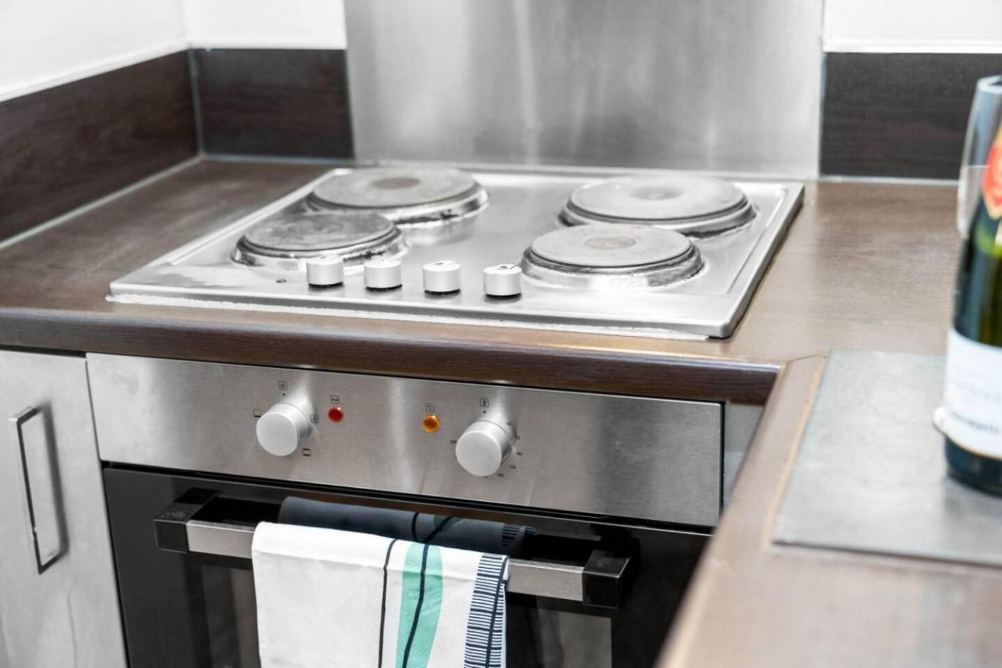 Apartment Luxe Centre - 2 Bedroom - Secure Parking - Balcony - Rated -11a *