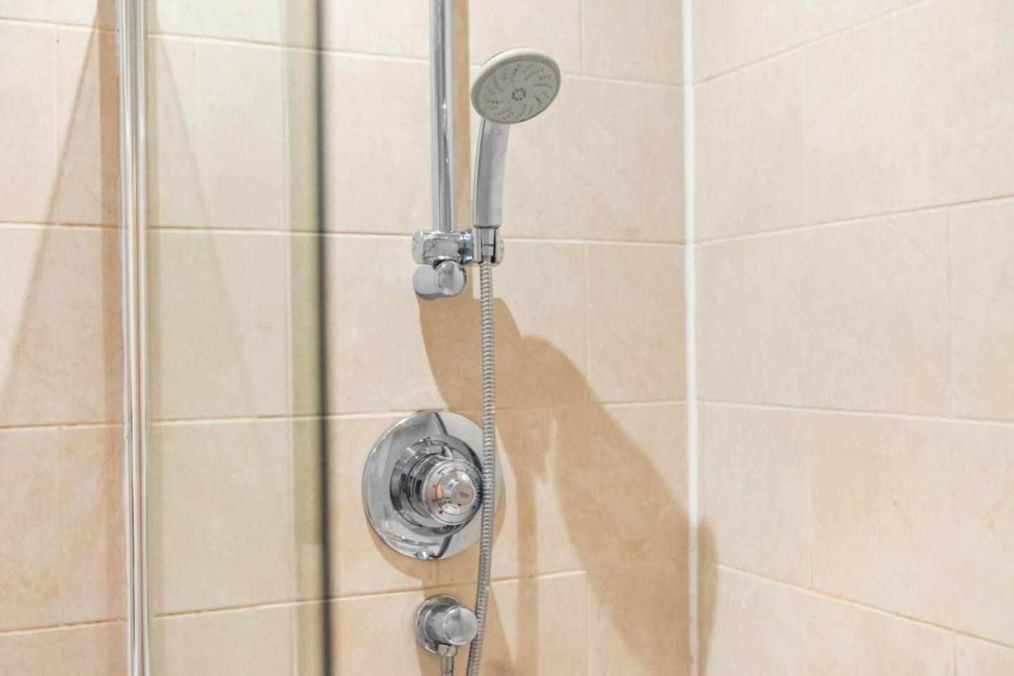 Apartment Luxe Centre - 2 Bedroom - Secure Parking - Balcony - Rated -11a