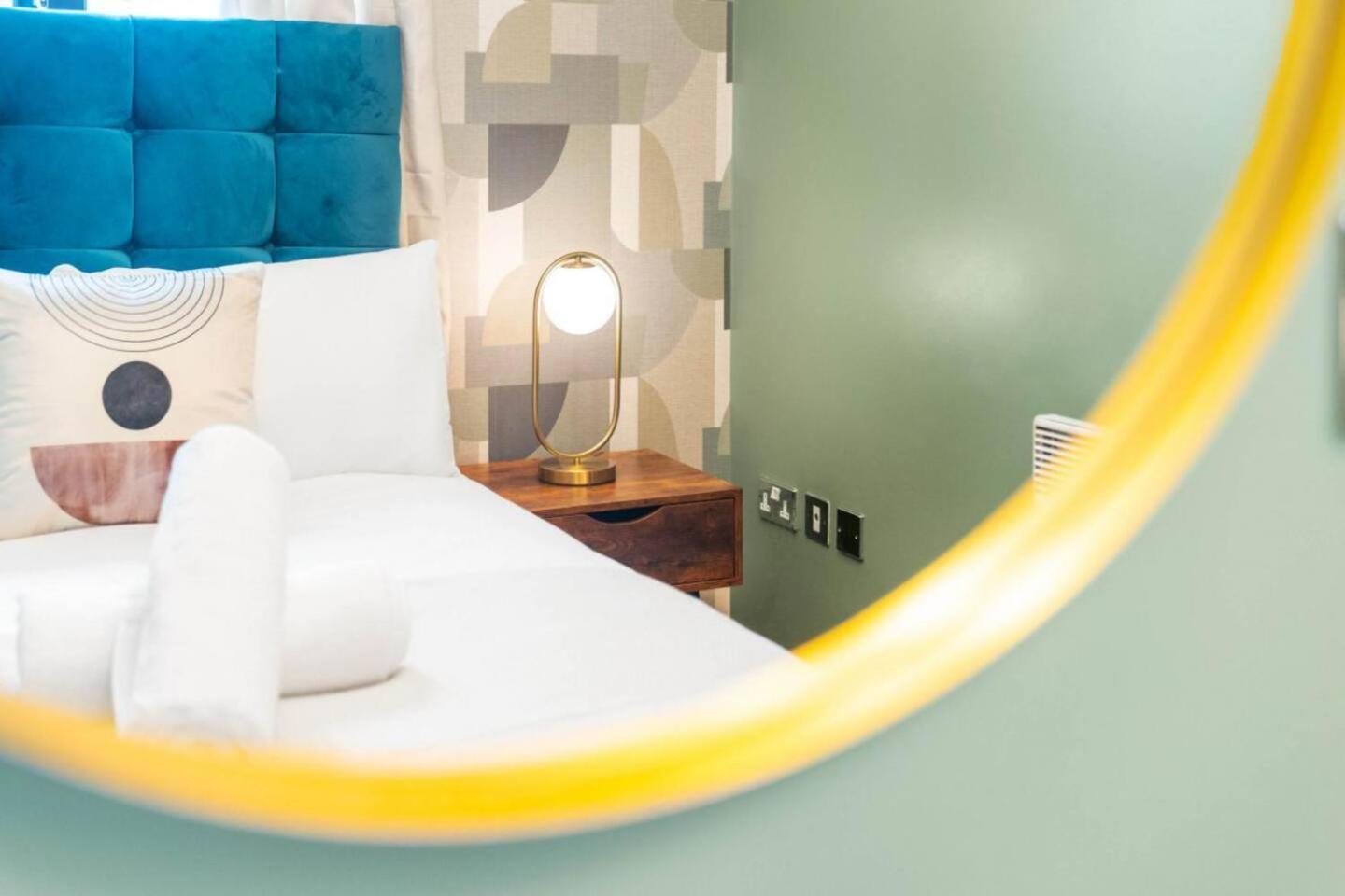Luxe Centre - 2 Bedroom - Secure Parking - Balcony - Rated -11a *