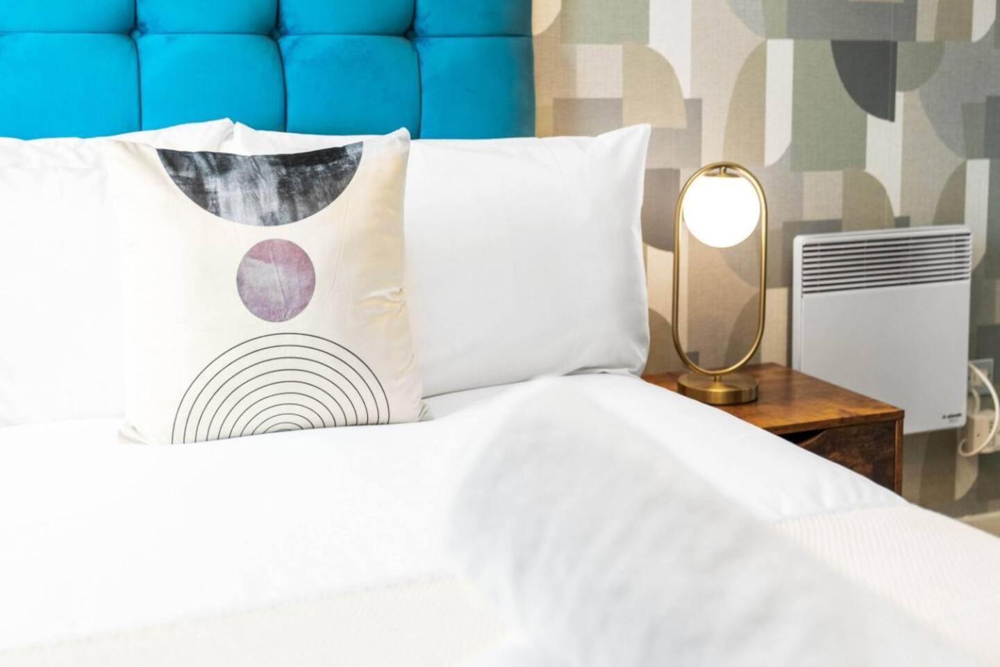 Luxe Centre - 2 Bedroom - Secure Parking - Balcony - Rated -11a Apartment *