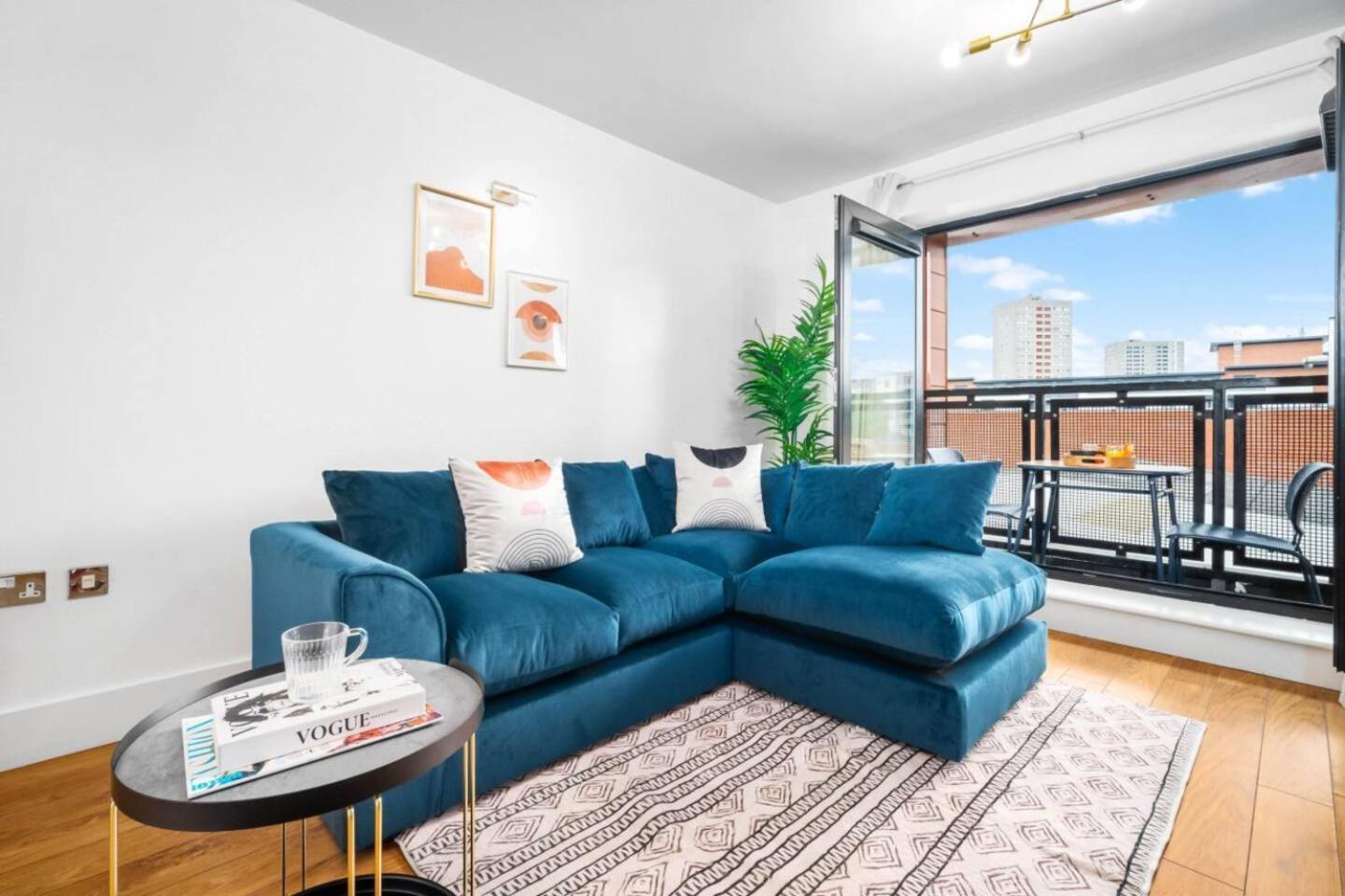 Apartment Luxe Centre - 2 Bedroom - Secure Parking - Balcony - Rated -11a *