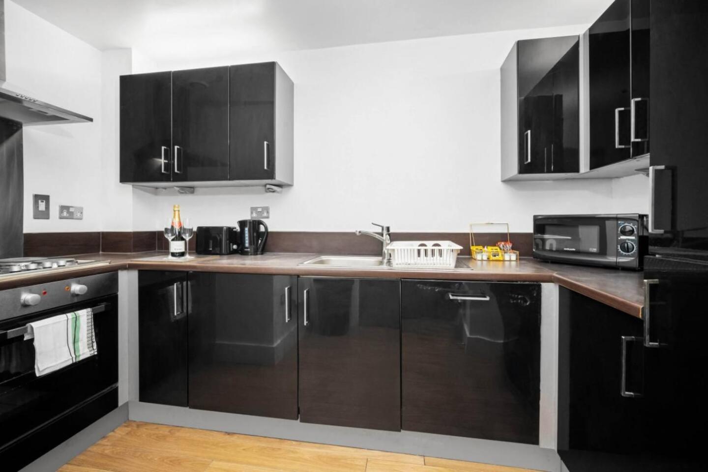 Apartment Luxe Centre - 2 Bedroom - Secure Parking - Balcony - Rated -11a Birmingham