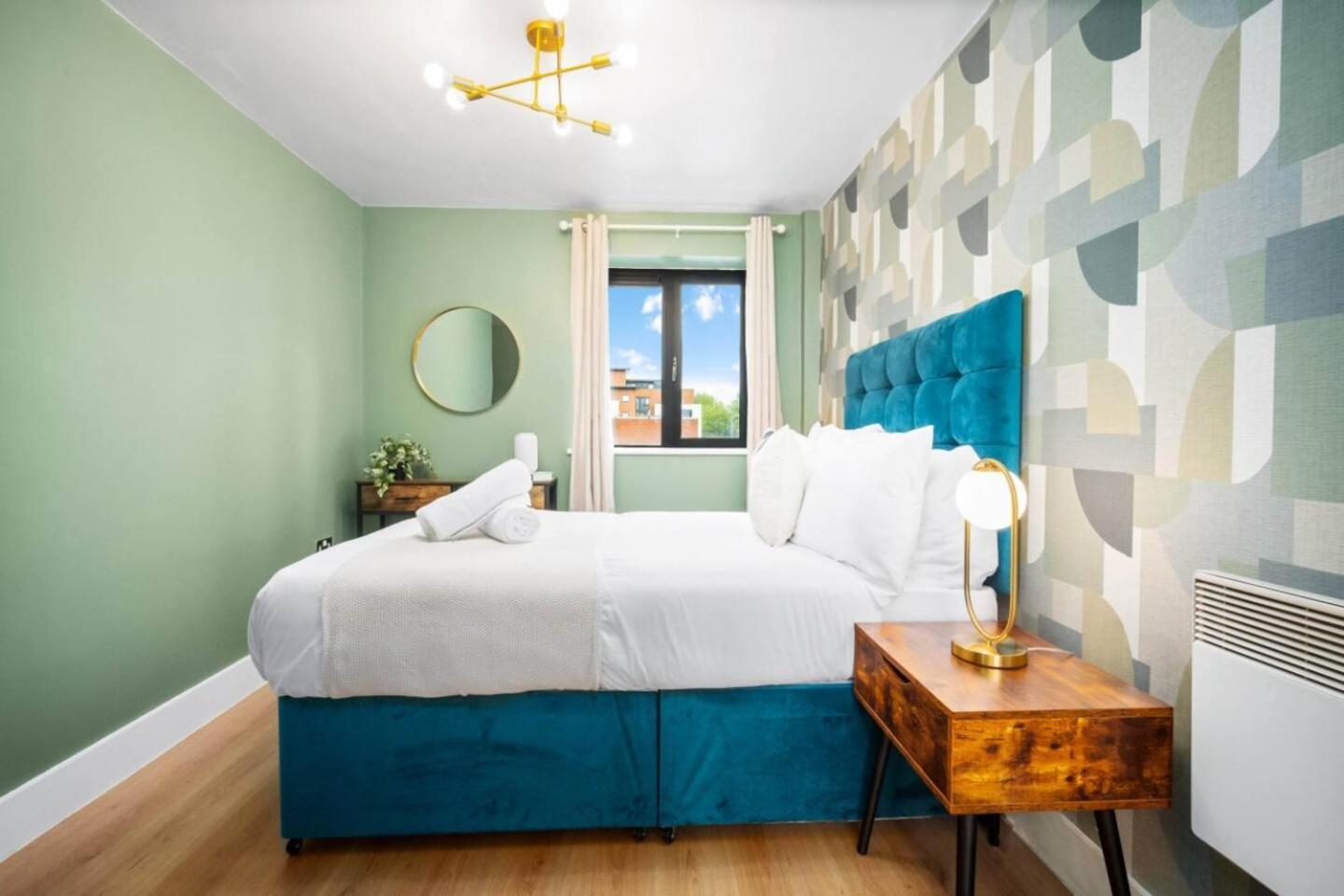 Apartment Luxe Centre - 2 Bedroom - Secure Parking - Balcony - Rated -11a *