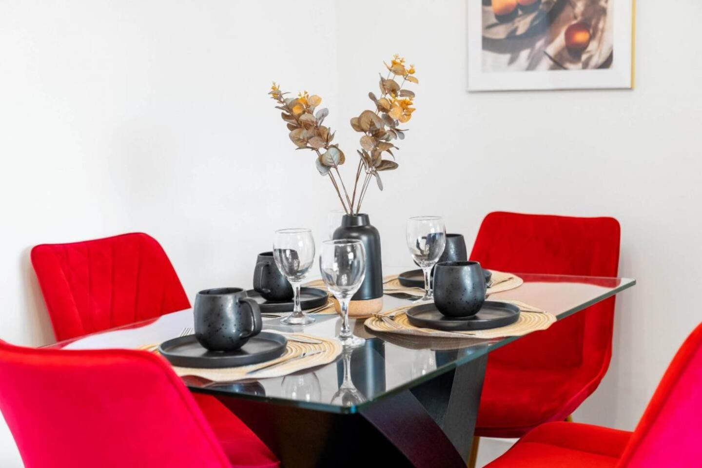 Luxe Centre - 2 Bedroom - Secure Parking - Balcony - Rated -11a Apartment *