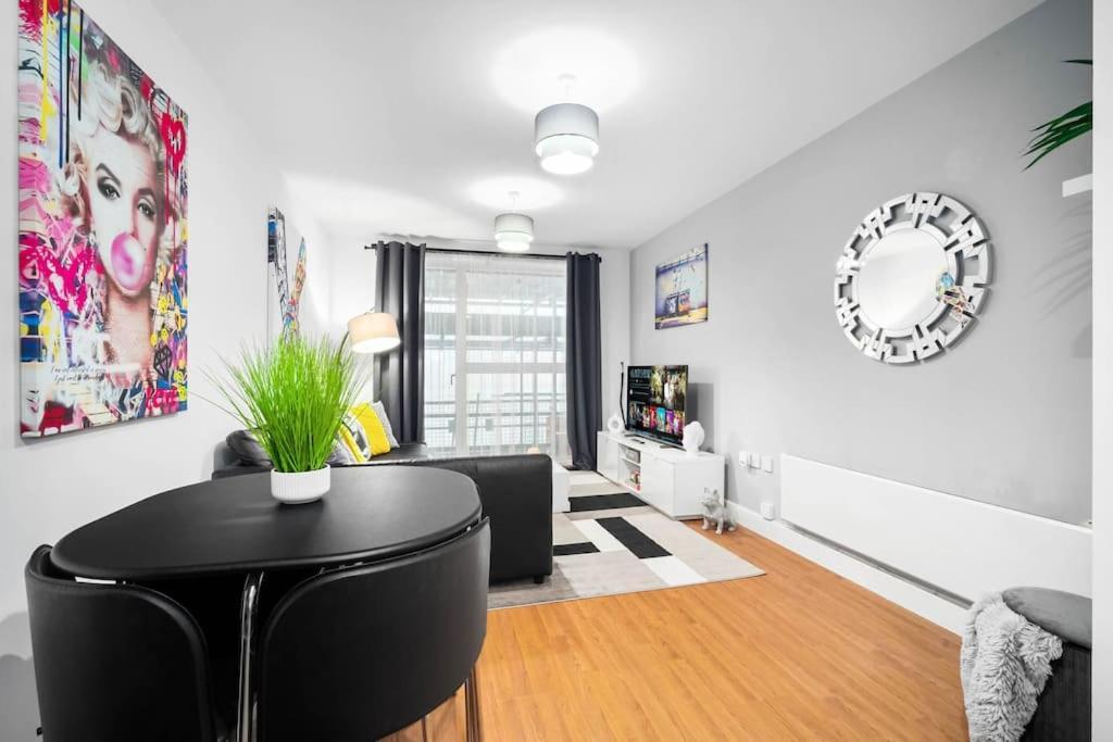 Urban 1br + Free Parking By Azura Nights Apartment *
