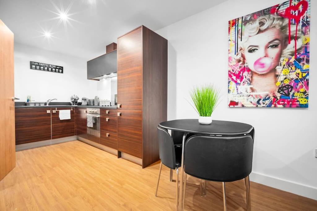 Urban 1br + Free Parking By Azura Nights Apartment