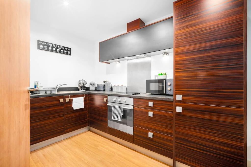 Urban 1br + Free Parking By Azura Nights Apartment Birmingham