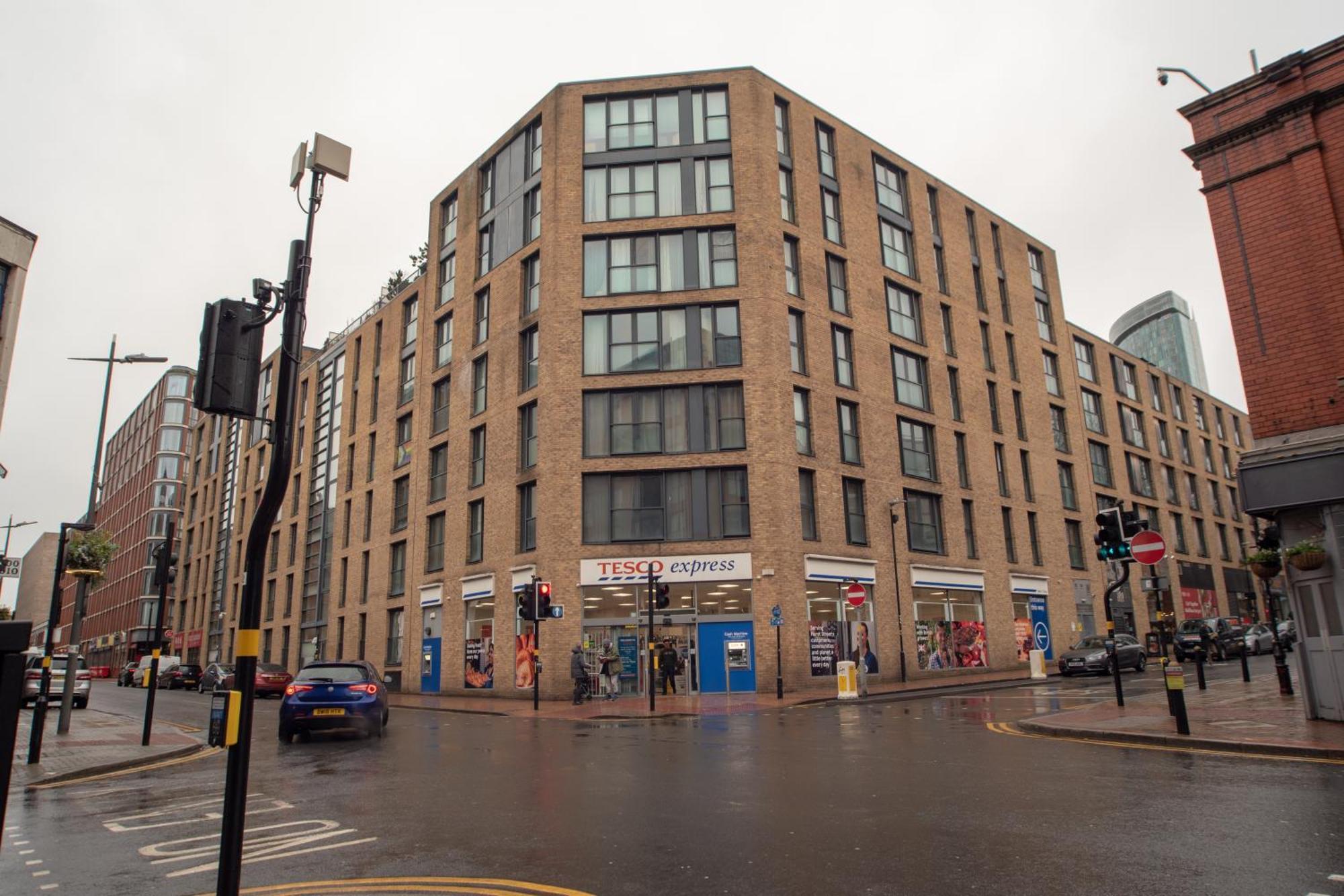 Discover Comfort And Style - Your Elegant Offers A 2-bedroom Haven With Free Secure Parking And Coffee! Apartment Birmingham