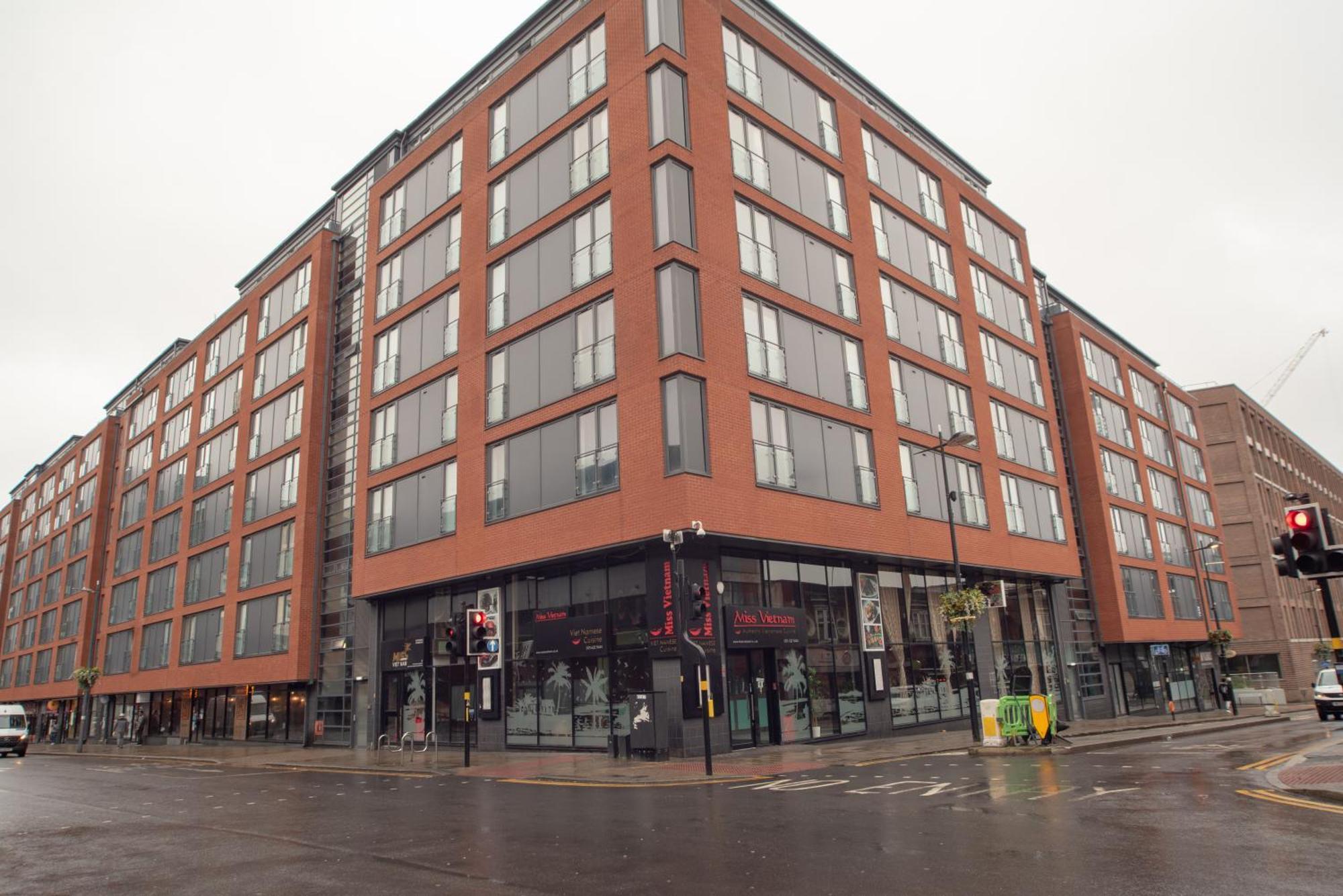 Apartment Discover Comfort And Style - Your Elegant Offers A 2-bedroom Haven With Free Secure Parking And Coffee! Birmingham