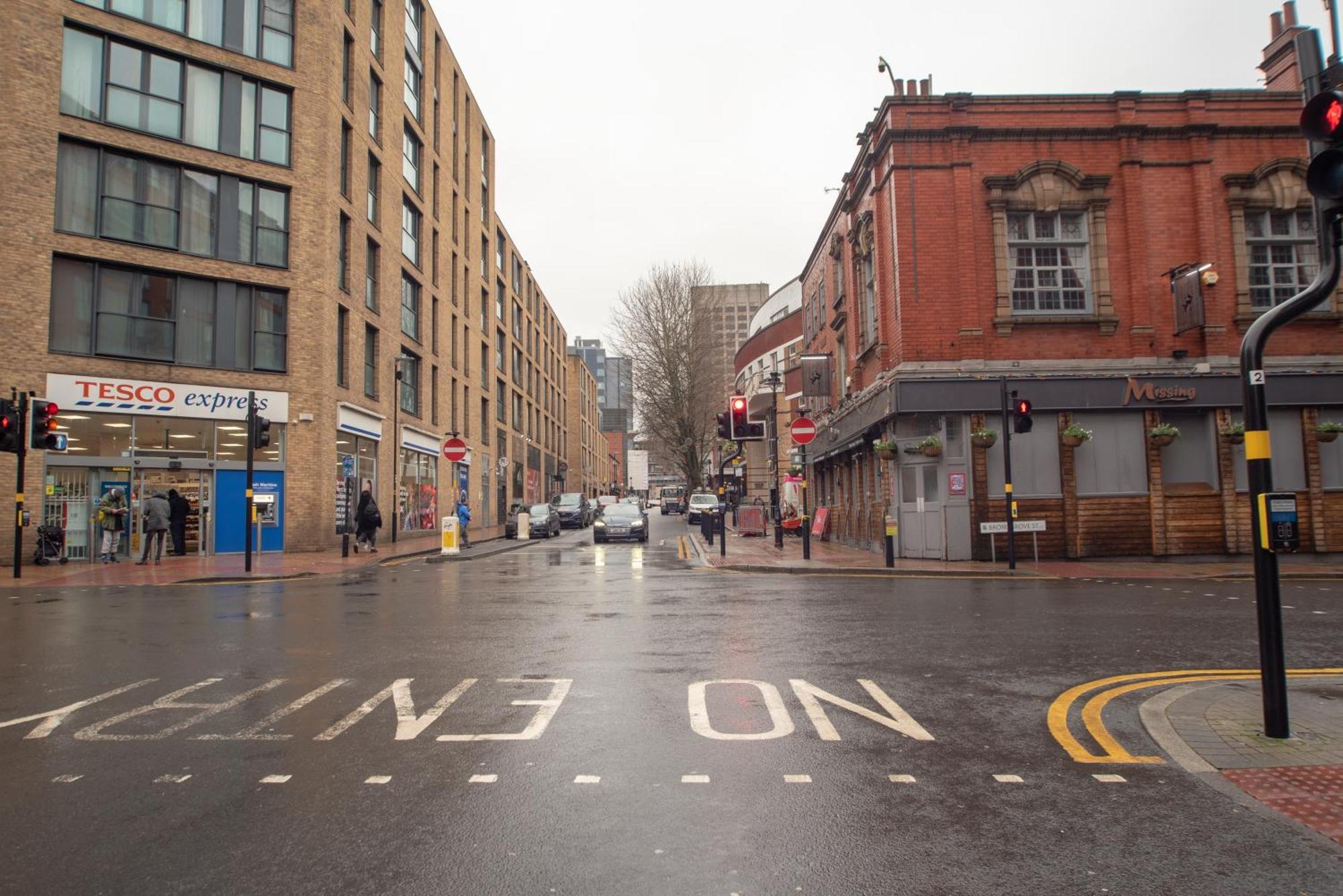Apartment Discover Comfort And Style - Your Elegant Offers A 2-bedroom Haven With Free Secure Parking And Coffee! Birmingham