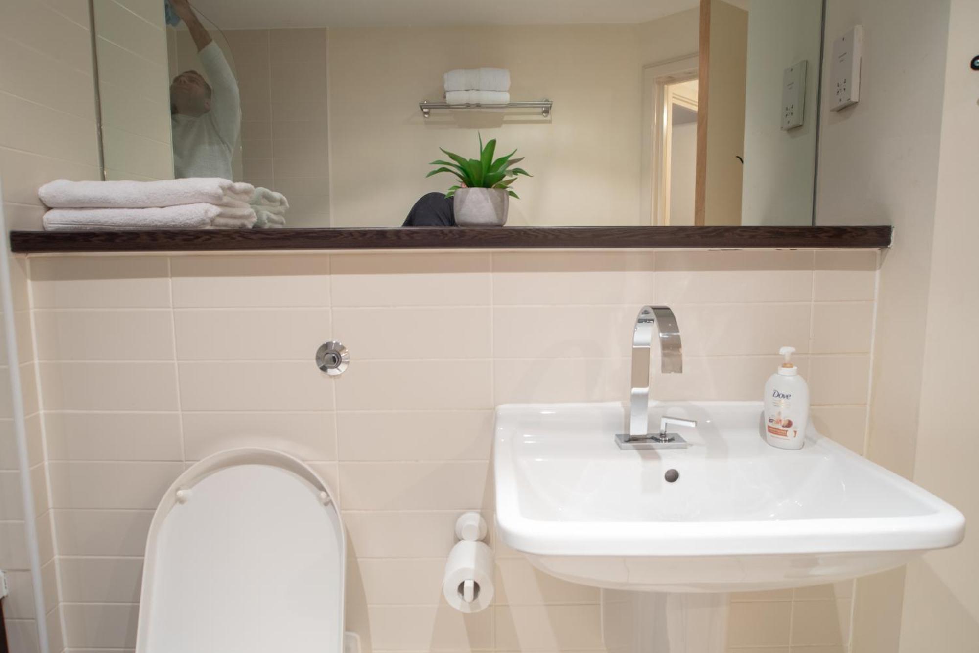 Apartment Discover Comfort And Style - Your Elegant Offers A 2-bedroom Haven With Free Secure Parking And Coffee! Birmingham