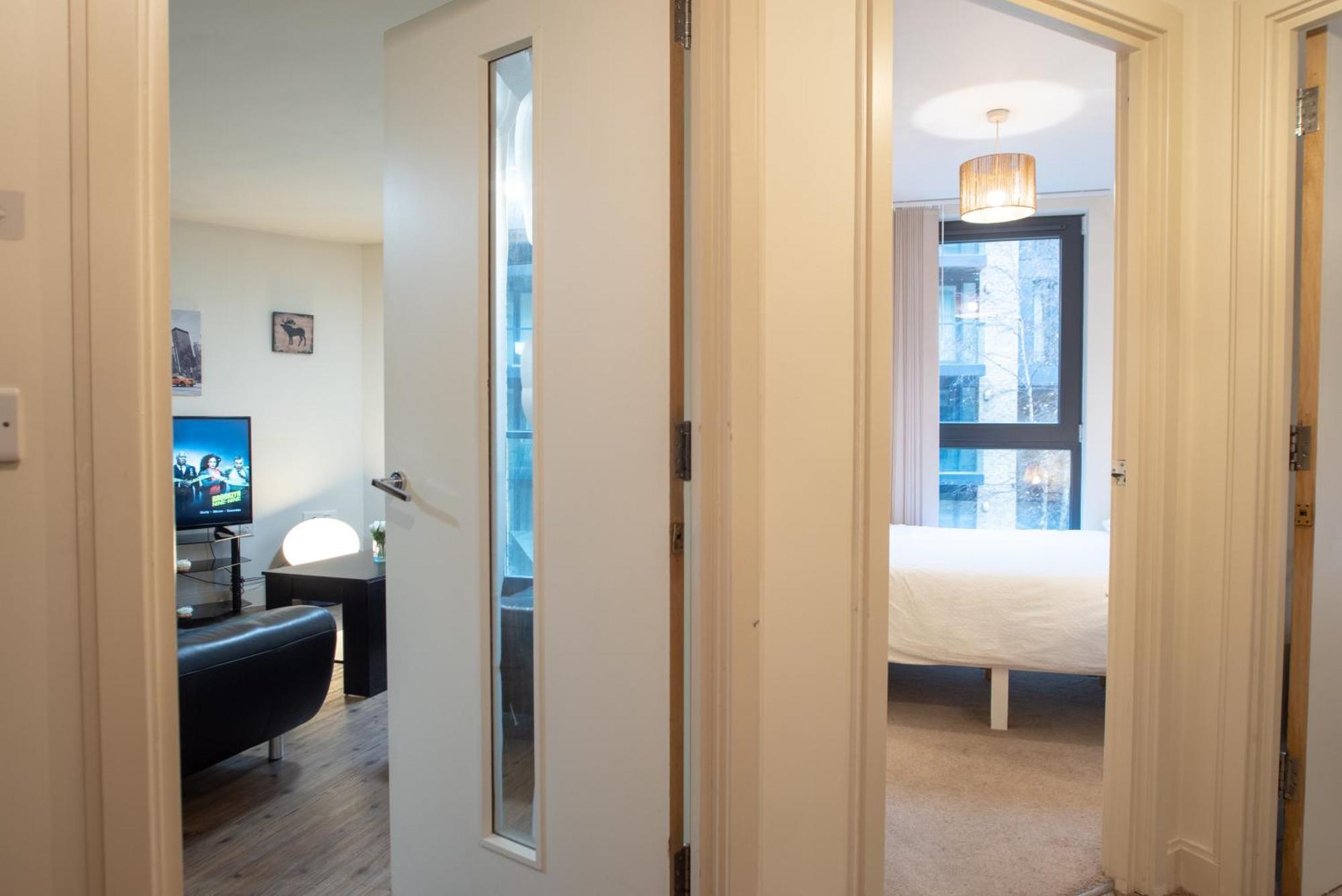 Discover Comfort And Style - Your Elegant Offers A 2-bedroom Haven With Free Secure Parking And Coffee! Apartment Birmingham