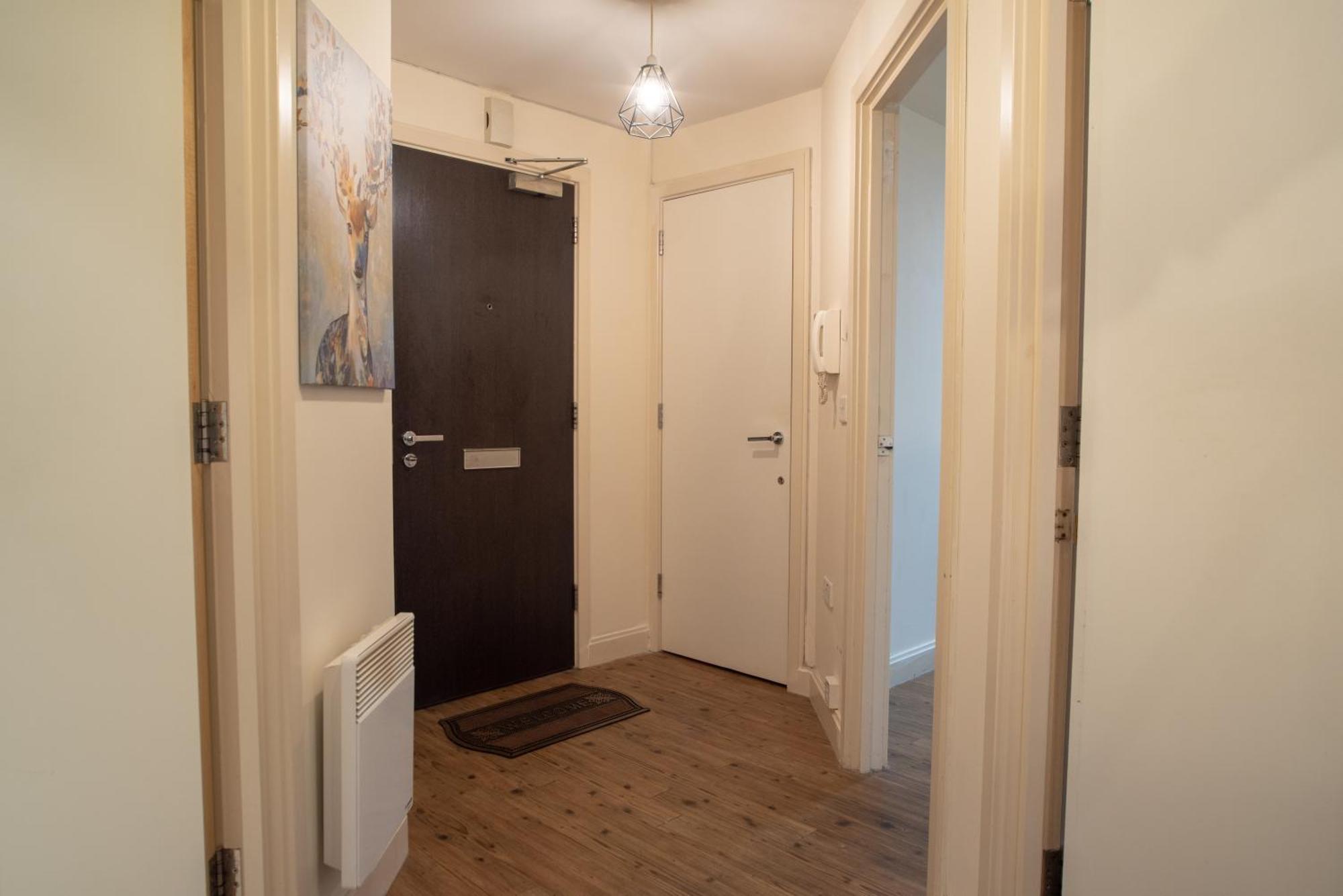 Discover Comfort And Style - Your Elegant Offers A 2-bedroom Haven With Free Secure Parking And Coffee! Apartment *