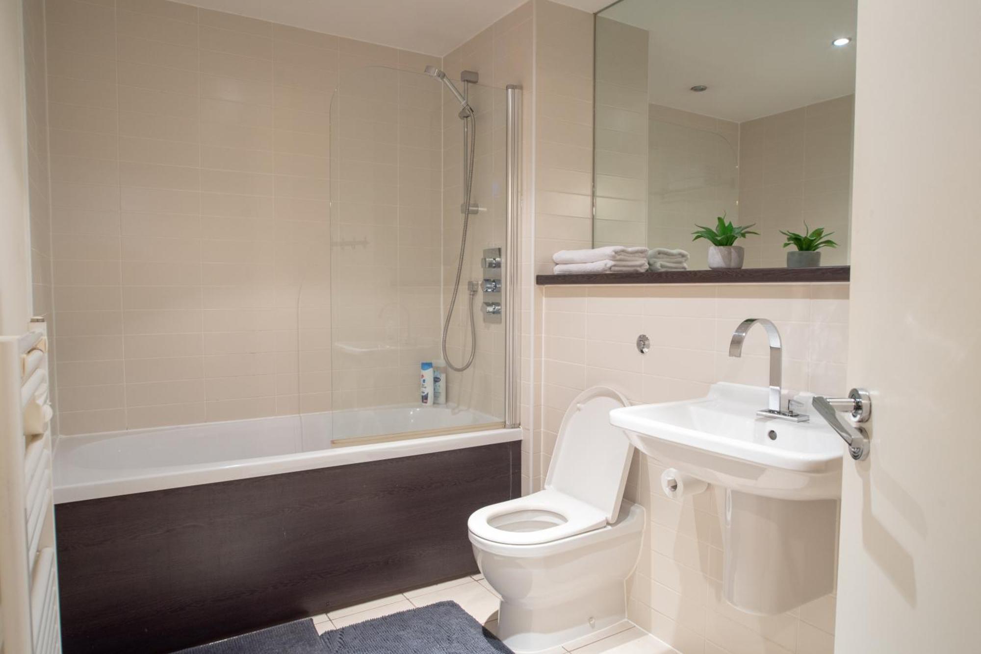 Discover Comfort And Style - Your Elegant Offers A 2-bedroom Haven With Free Secure Parking And Coffee! * Birmingham