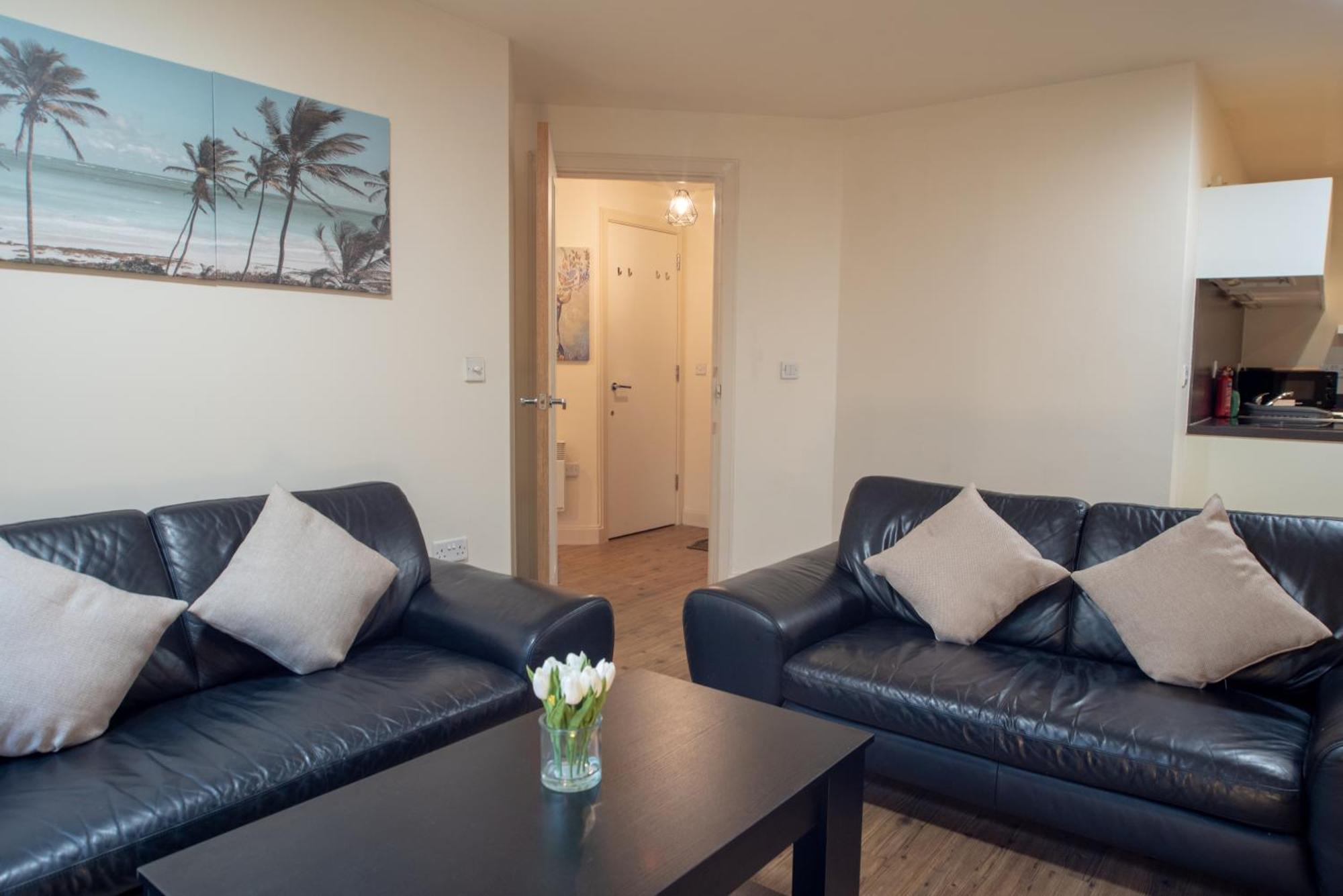 Discover Comfort And Style - Your Elegant Offers A 2-bedroom Haven With Free Secure Parking And Coffee! * Birmingham