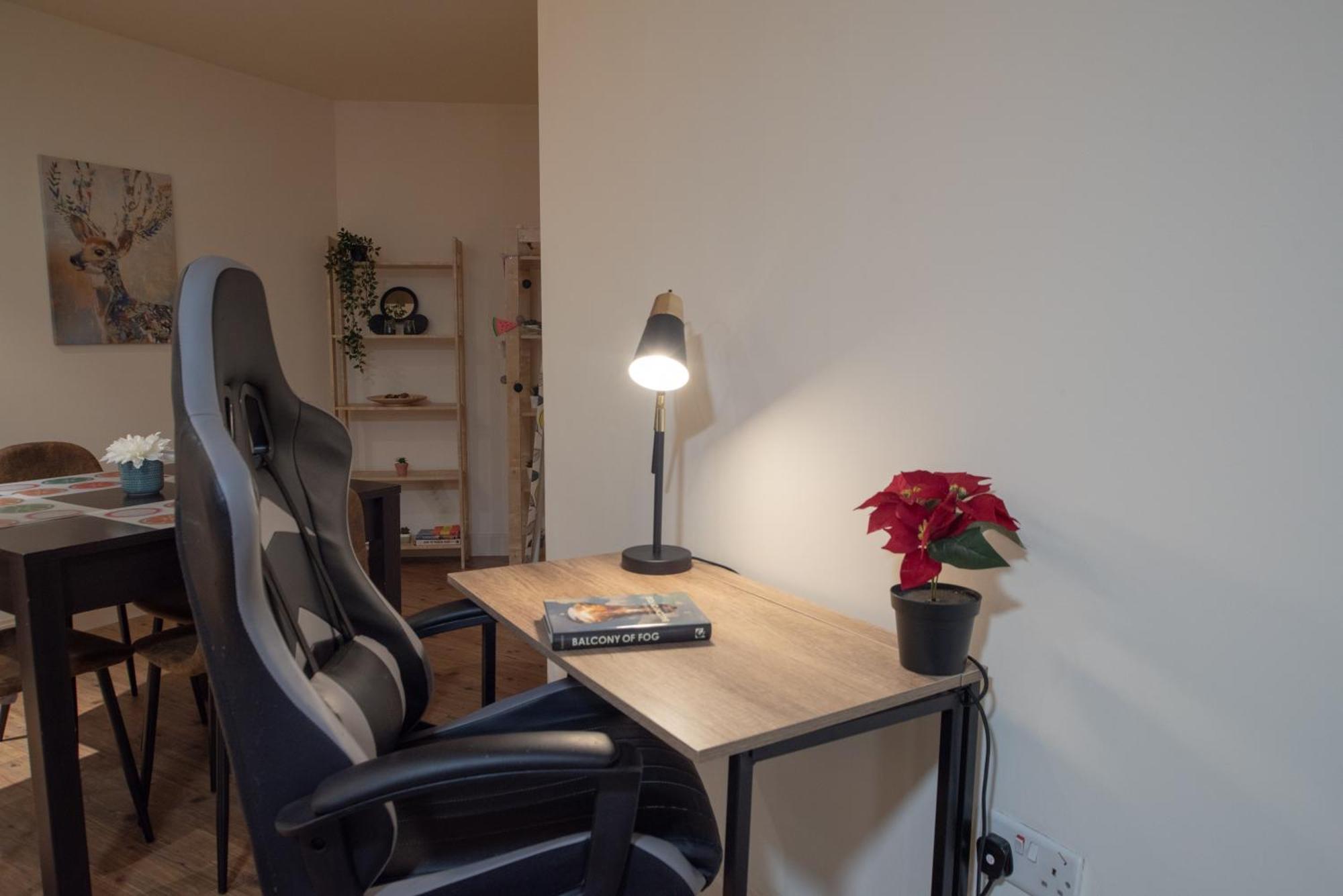 Apartment Discover Comfort And Style - Your Elegant Offers A 2-bedroom Haven With Free Secure Parking And Coffee! Birmingham