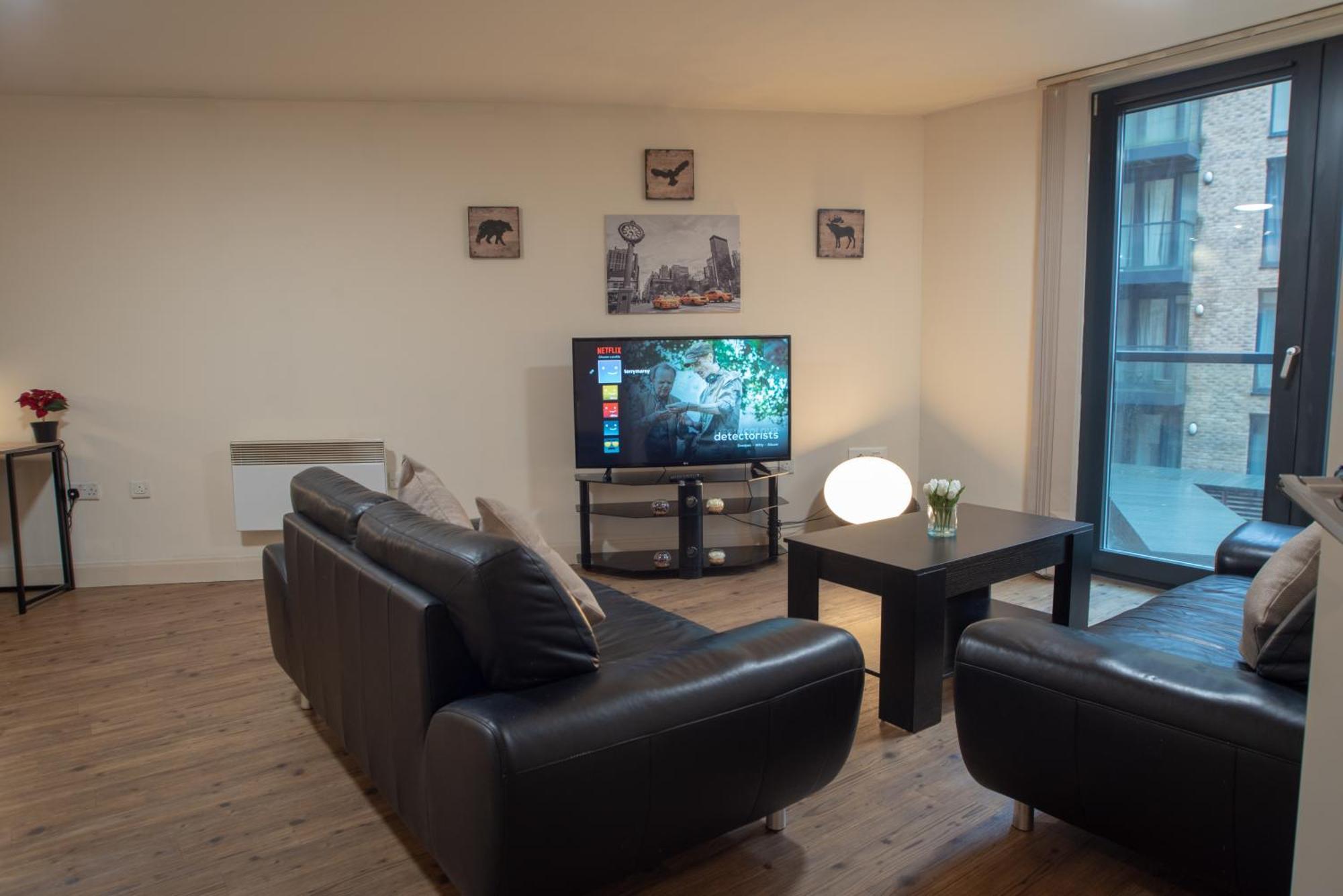 Discover Comfort And Style - Your Elegant Offers A 2-bedroom Haven With Free Secure Parking And Coffee! Apartment