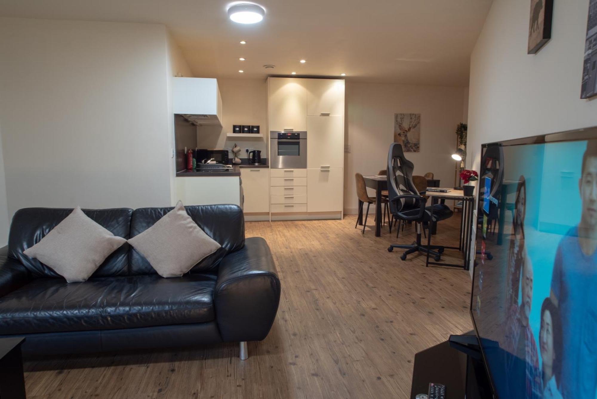 Discover Comfort And Style - Your Elegant Offers A 2-bedroom Haven With Free Secure Parking And Coffee! Birmingham