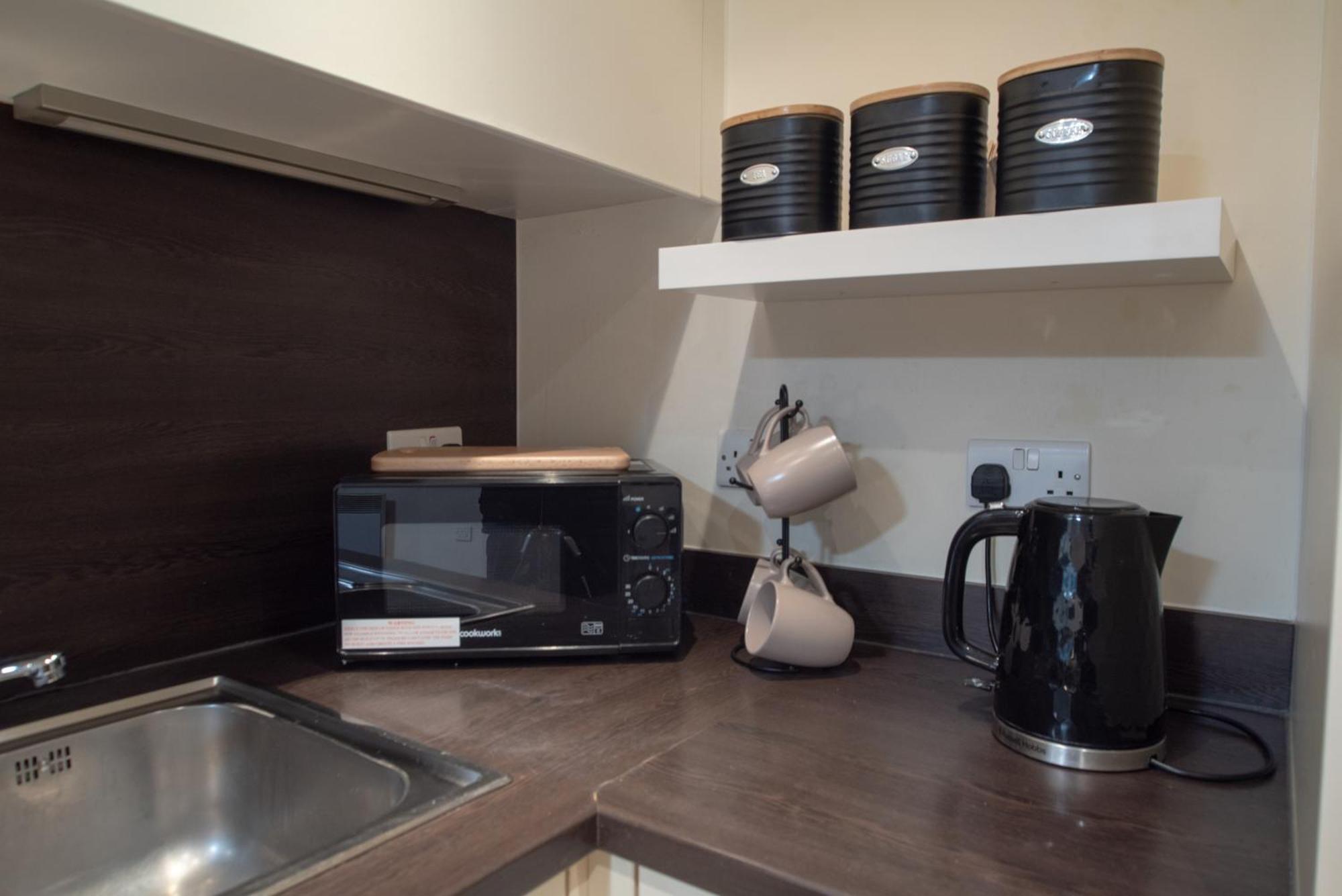 Discover Comfort And Style - Your Elegant Offers A 2-bedroom Haven With Free Secure Parking And Coffee! Apartment Birmingham