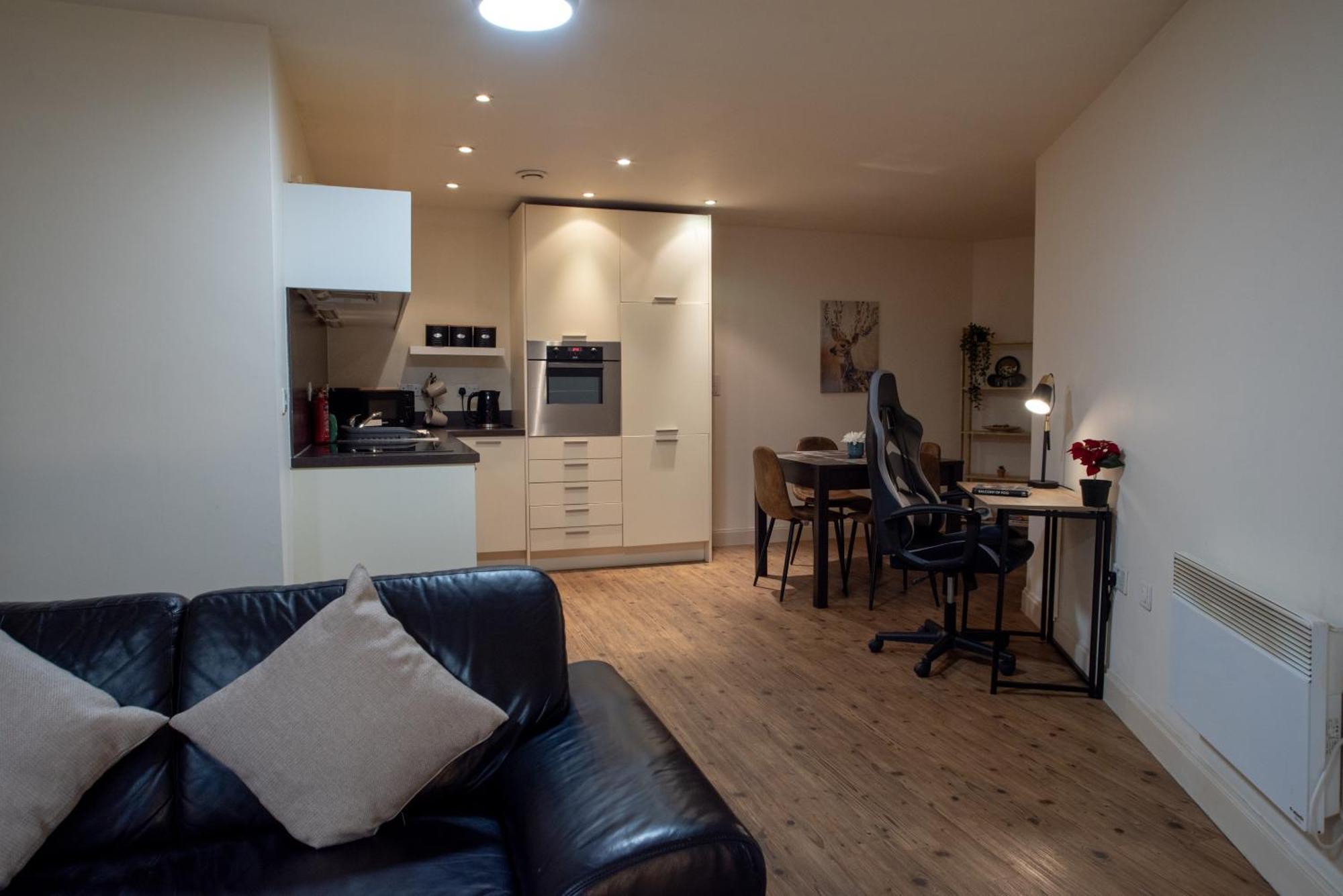 Discover Comfort And Style - Your Elegant Offers A 2-bedroom Haven With Free Secure Parking And Coffee! Birmingham