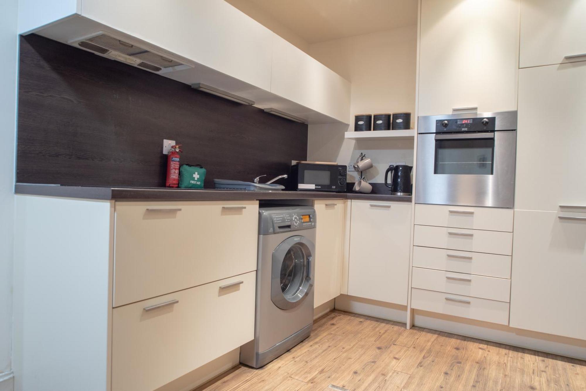 Discover Comfort And Style - Your Elegant Offers A 2-bedroom Haven With Free Secure Parking And Coffee! Birmingham