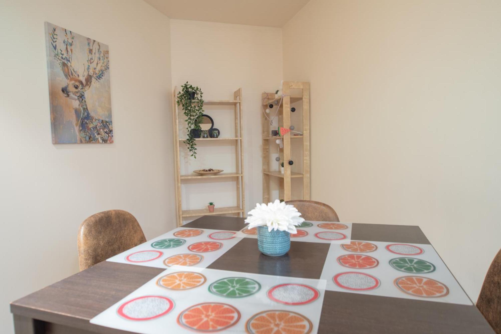Discover Comfort And Style - Your Elegant Offers A 2-bedroom Haven With Free Secure Parking And Coffee! Apartment *
