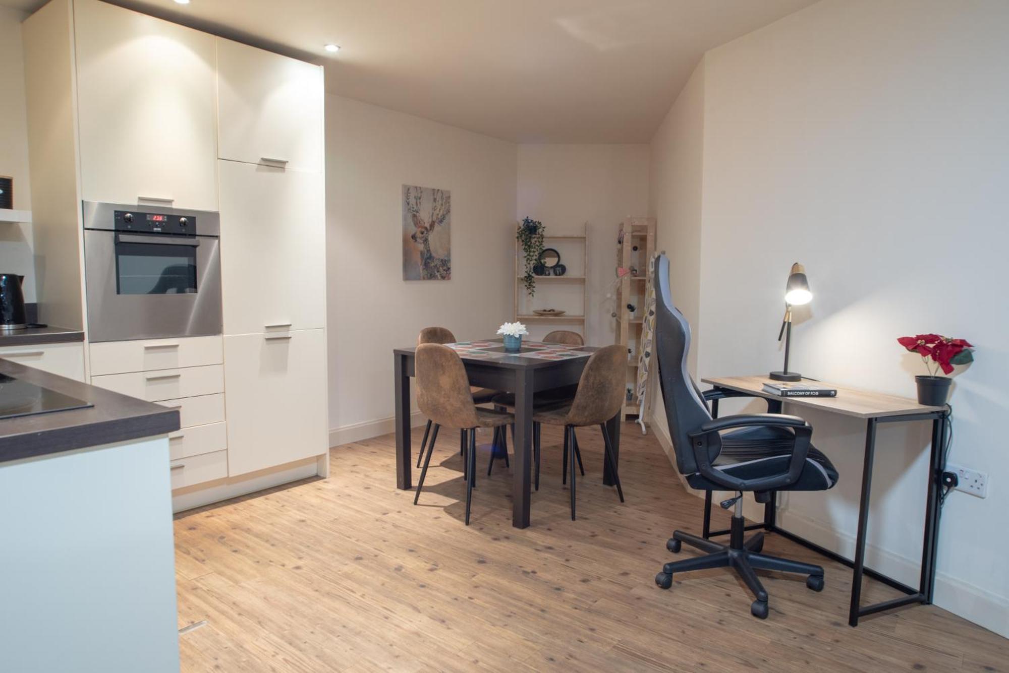 Discover Comfort And Style - Your Elegant Offers A 2-bedroom Haven With Free Secure Parking And Coffee! Apartment Birmingham