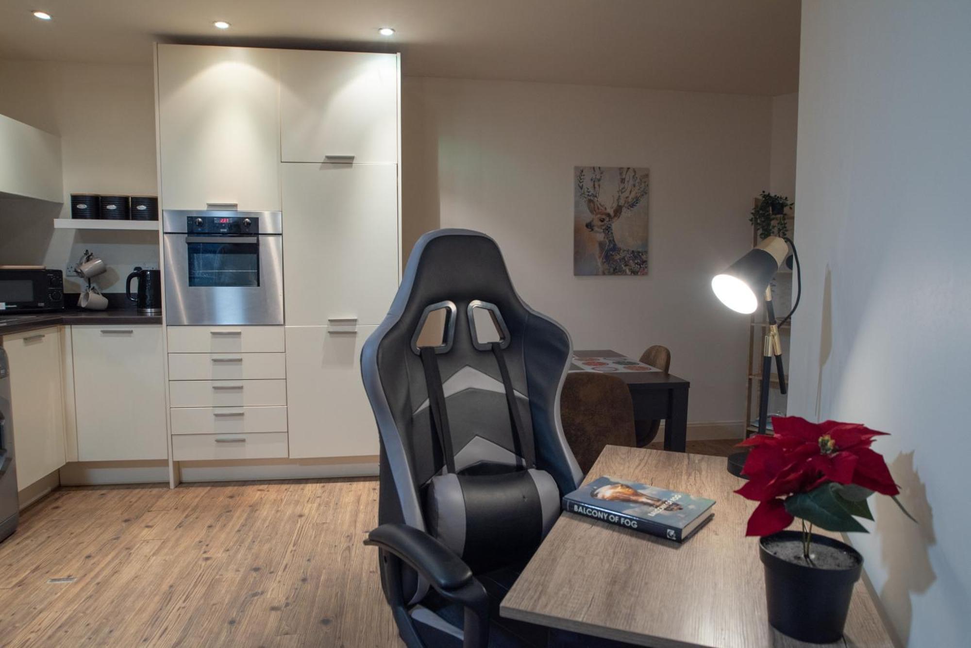 Discover Comfort And Style - Your Elegant Offers A 2-bedroom Haven With Free Secure Parking And Coffee! Apartment