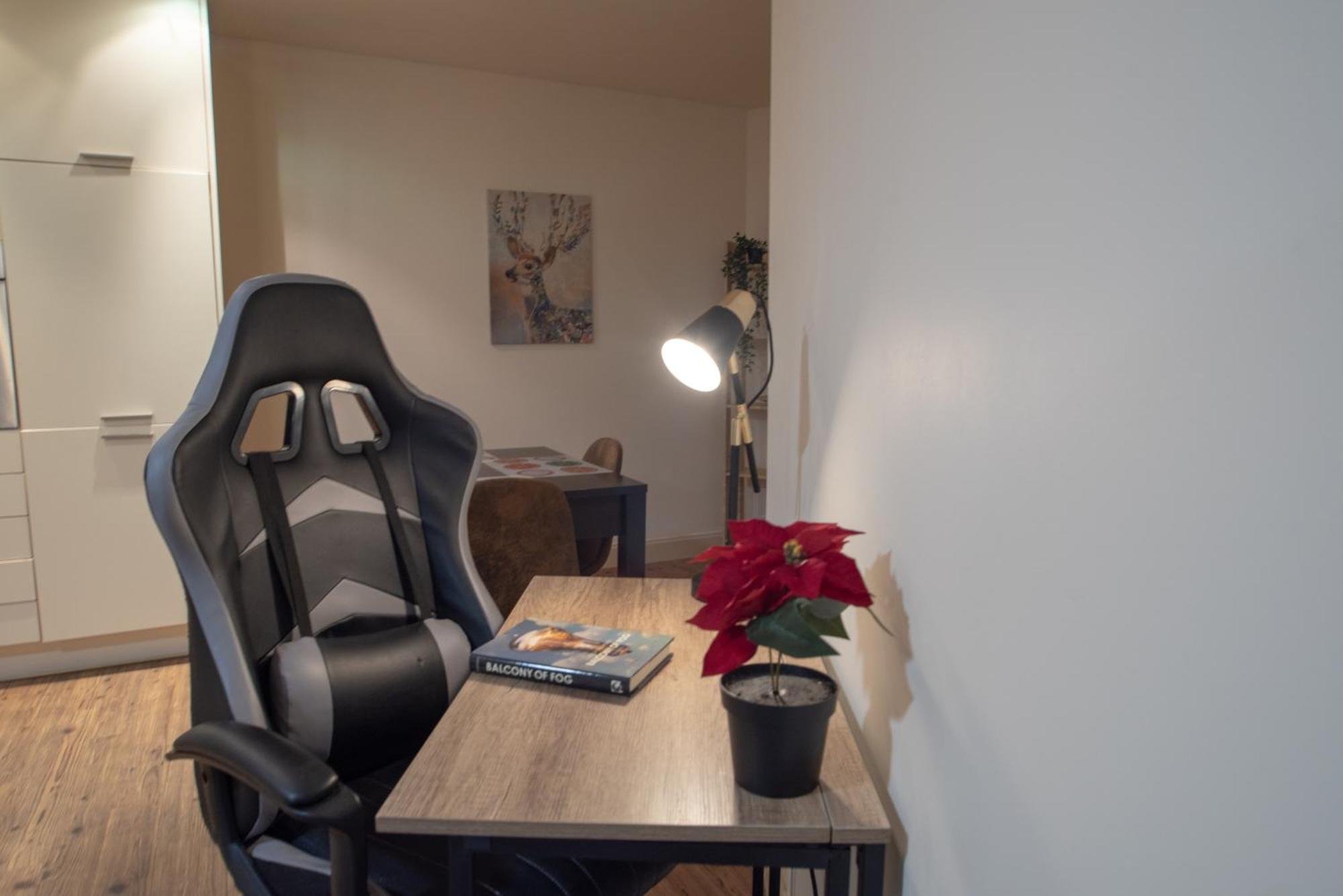 Apartment Discover Comfort And Style - Your Elegant Offers A 2-bedroom Haven With Free Secure Parking And Coffee! Birmingham