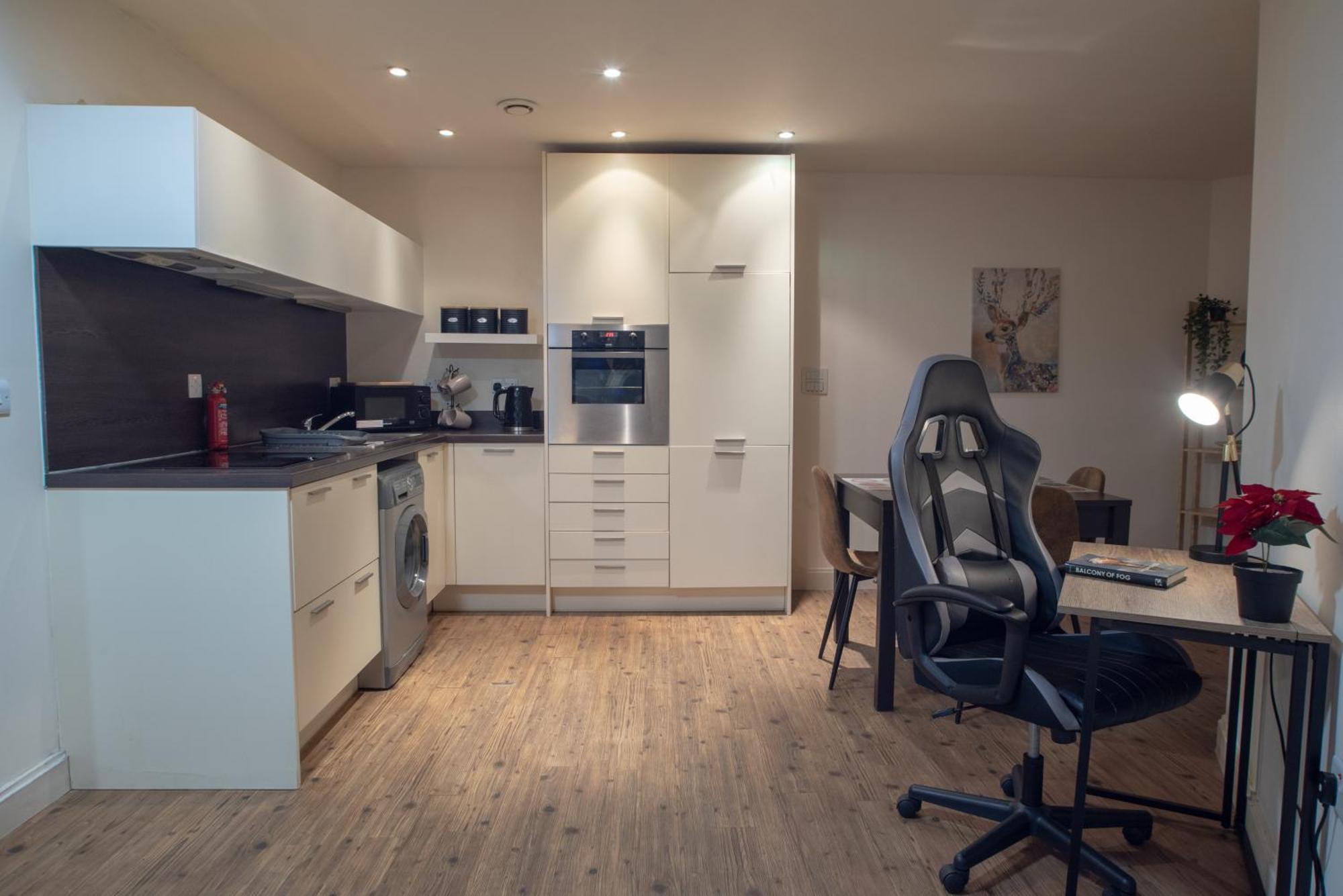 Discover Comfort And Style - Your Elegant Offers A 2-bedroom Haven With Free Secure Parking And Coffee! Apartment Birmingham