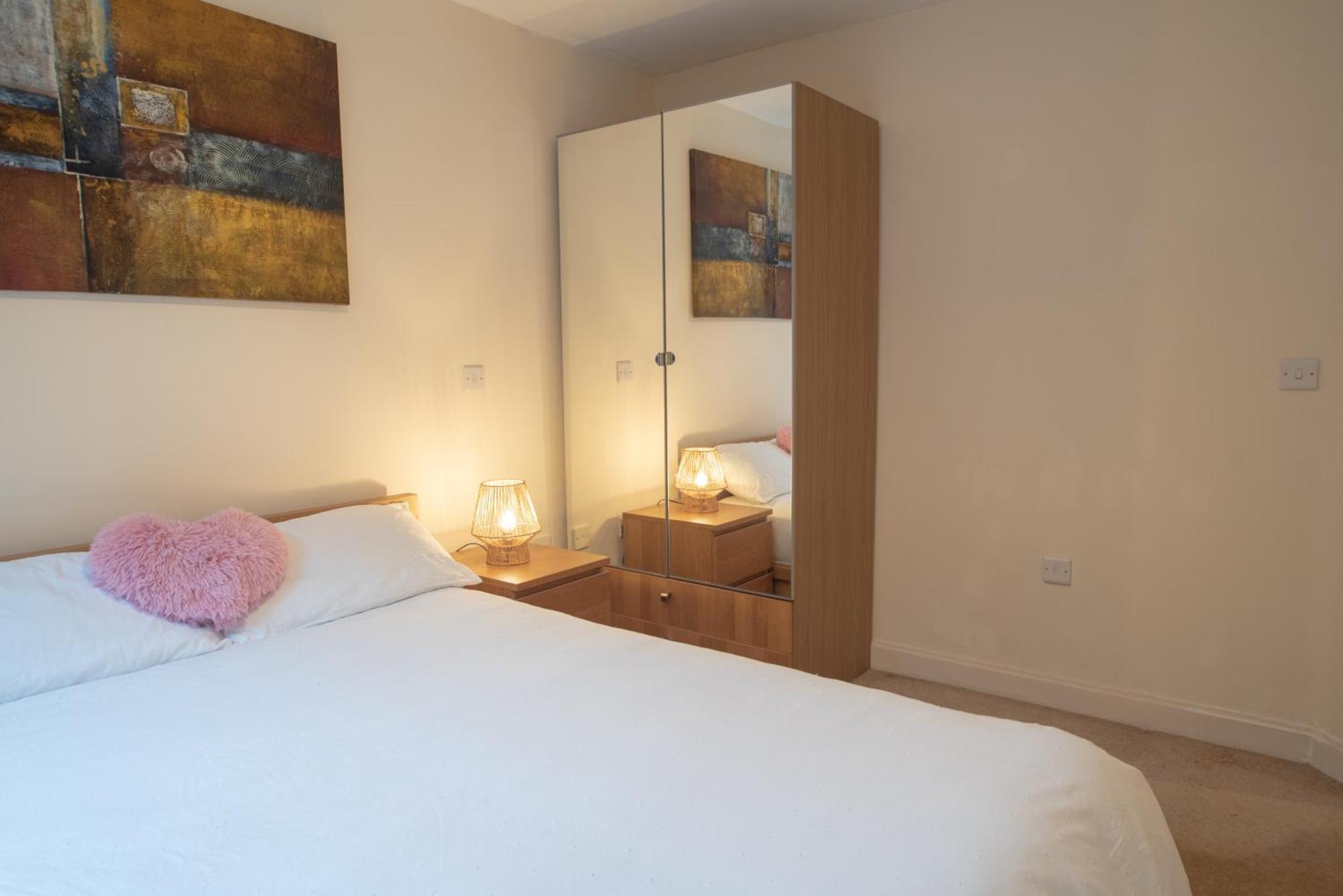 Discover Comfort And Style - Your Elegant Offers A 2-bedroom Haven With Free Secure Parking And Coffee! * Birmingham