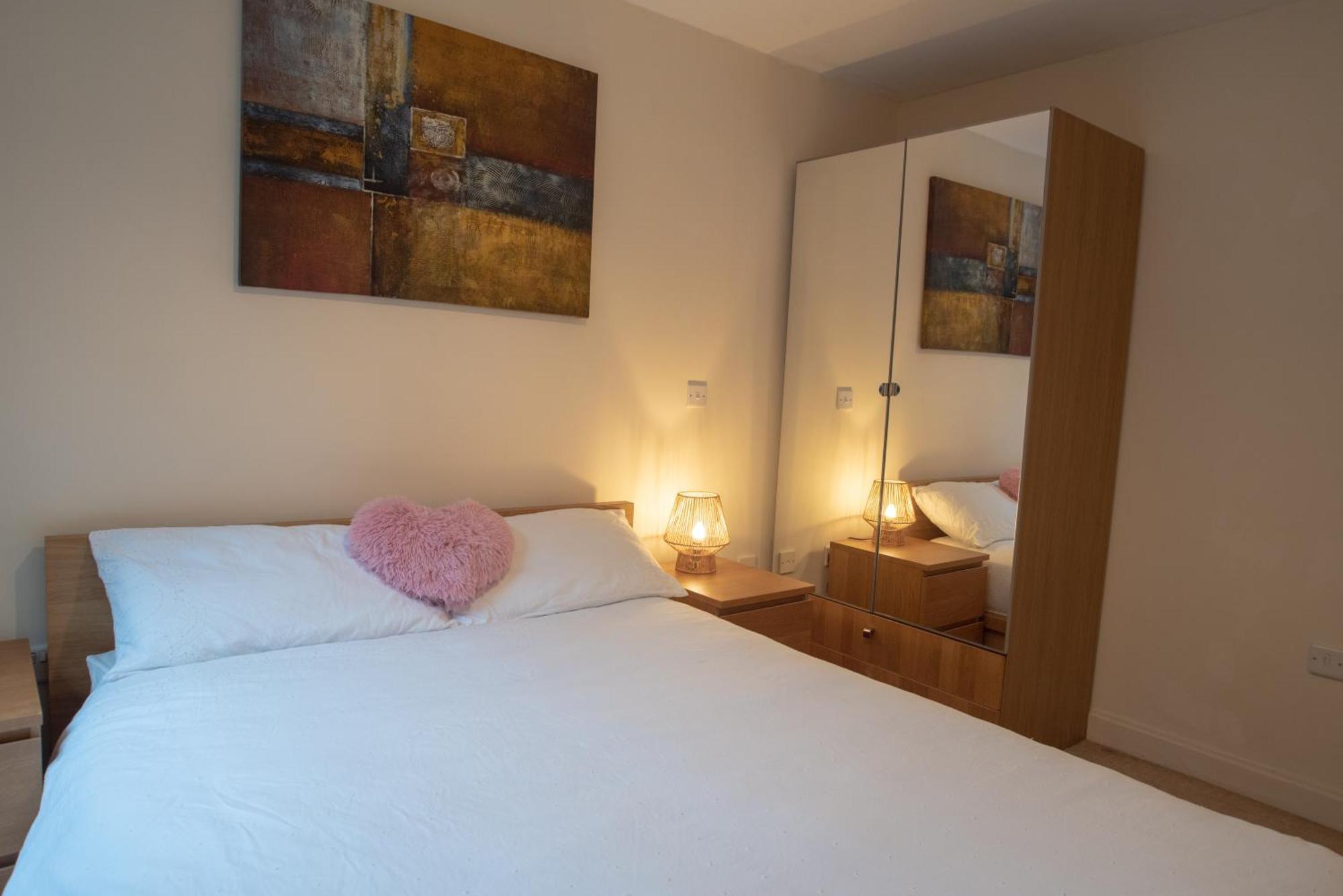 Discover Comfort And Style - Your Elegant Offers A 2-bedroom Haven With Free Secure Parking And Coffee! Apartment Birmingham