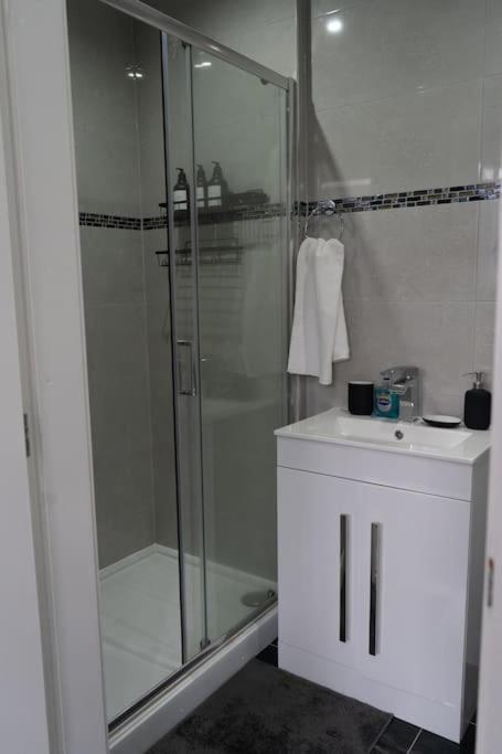 Stylish 1 Bed In Newly Refurbished Building W/ Parking & Wi-fi Apartment
