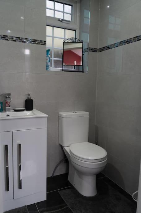 Stylish 1 Bed In Newly Refurbished Building W/ Parking & Wi-fi