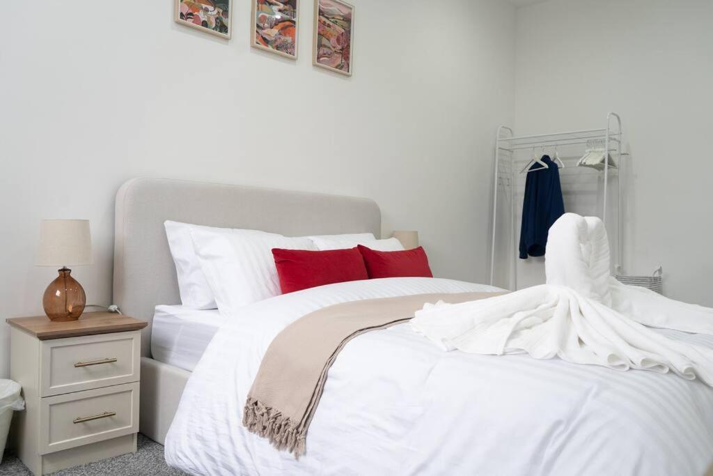 Stylish 1 Bed In Newly Refurbished Building W/ Parking & Wi-fi *
