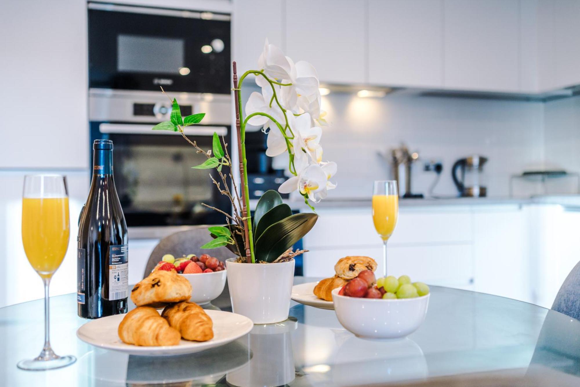 Sterling Suite: Modern Centre By Dreamluxe Apartment