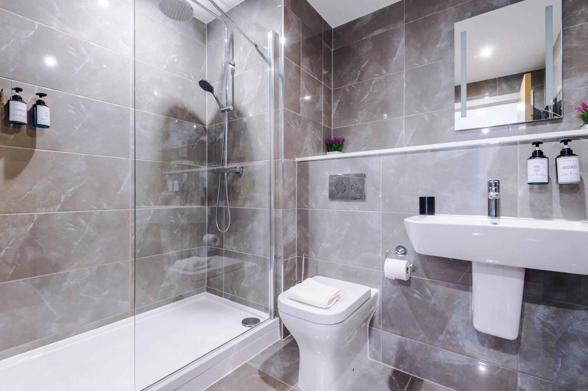Sterling Suite: Modern Centre By Dreamluxe