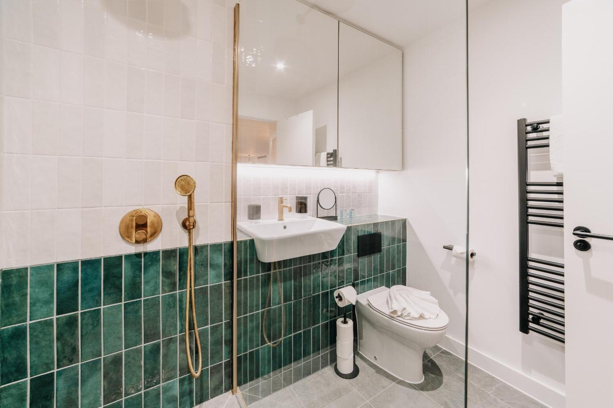 Stunning Industrial Style Gem, Centre, Balcony Canal View, Fast Wifi, Contractors, Families