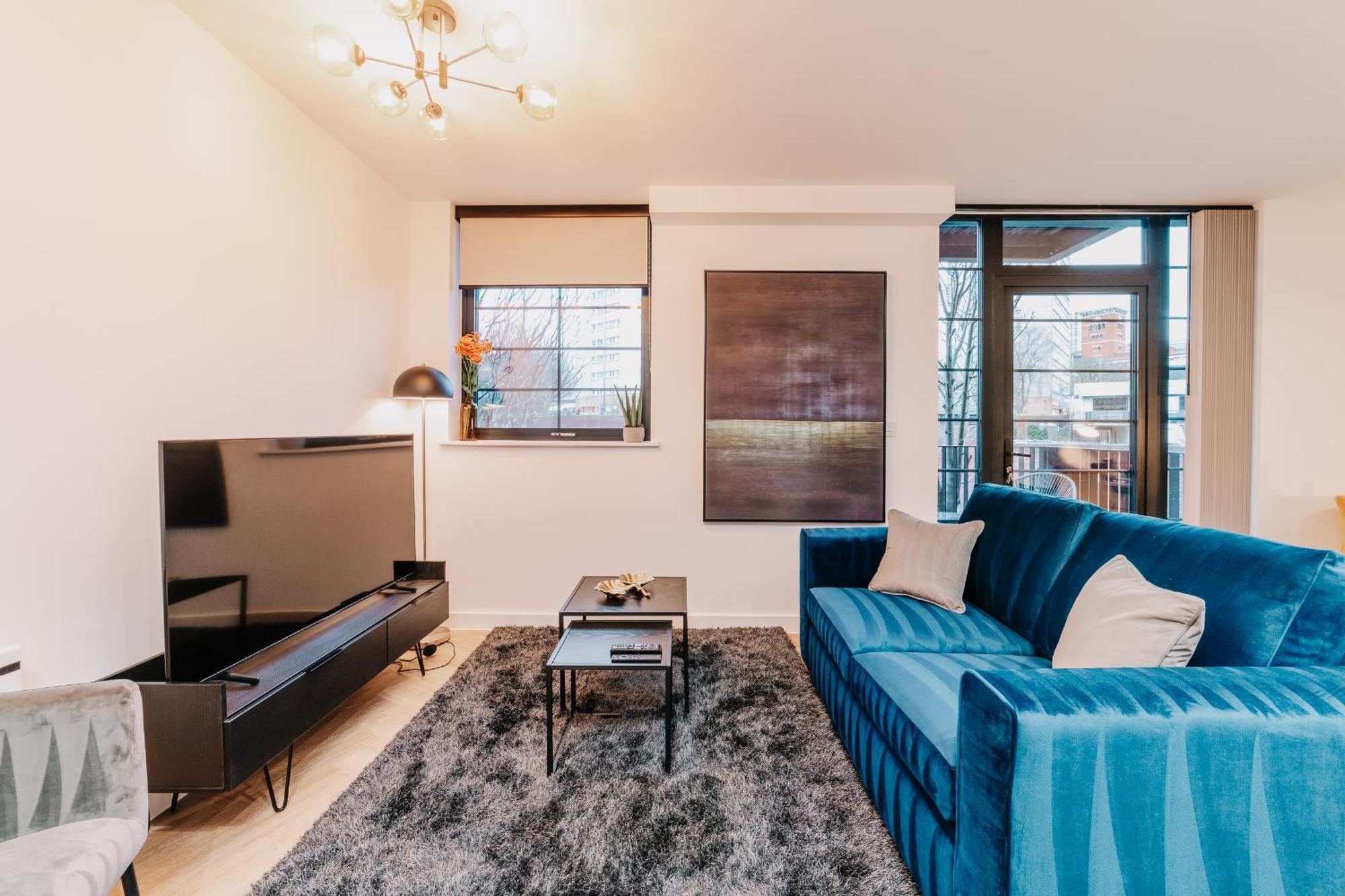 Stunning Industrial Style Gem, Centre, Balcony Canal View, Fast Wifi, Contractors, Families Apartment *
