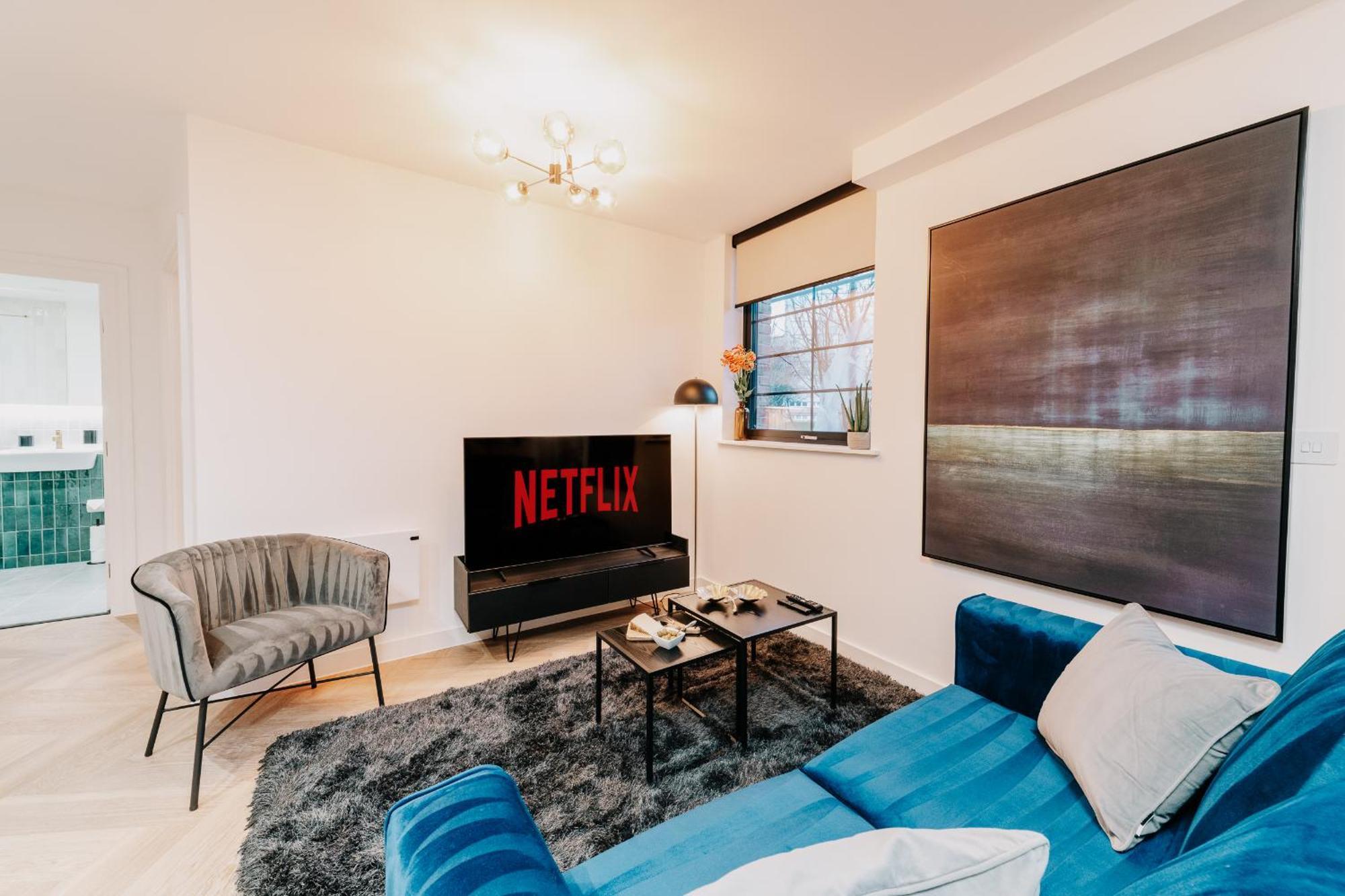 Stunning Industrial Style Gem, Centre, Balcony Canal View, Fast Wifi, Contractors, Families * Birmingham