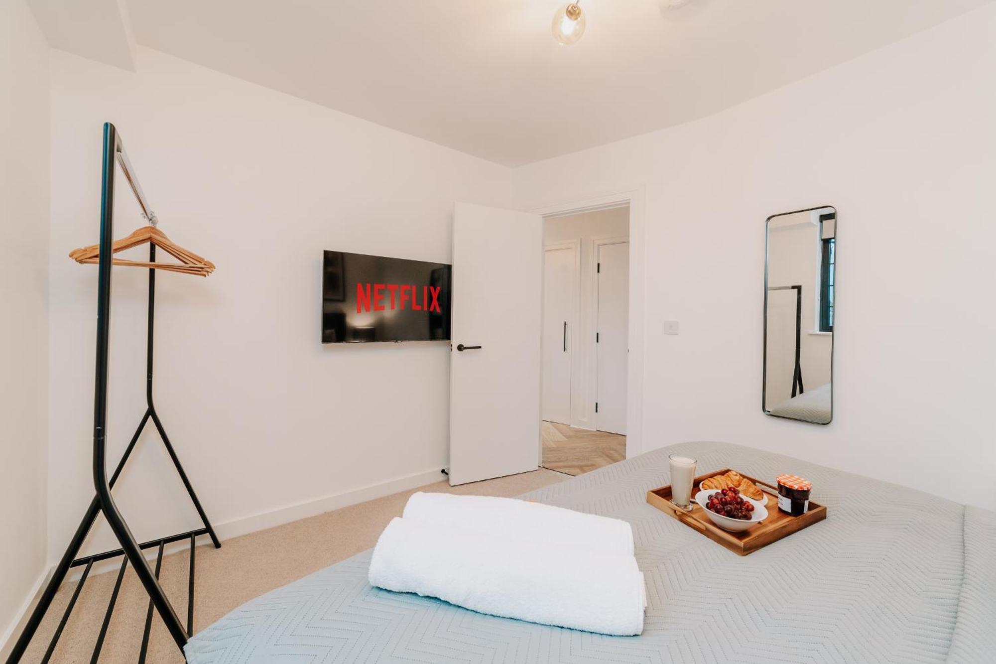 Stunning Industrial Style Gem, Centre, Balcony Canal View, Fast Wifi, Contractors, Families Birmingham