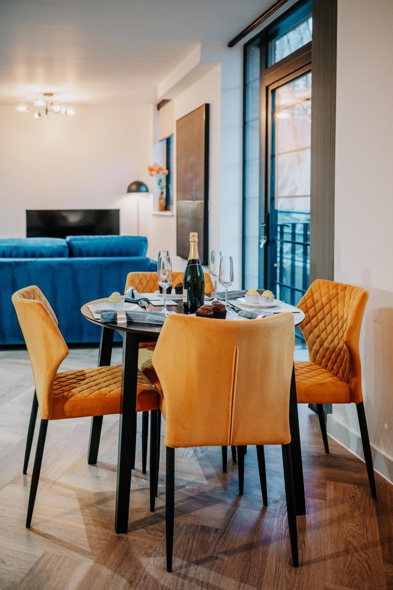 Stunning Industrial Style Gem, Centre, Balcony Canal View, Fast Wifi, Contractors, Families * Birmingham