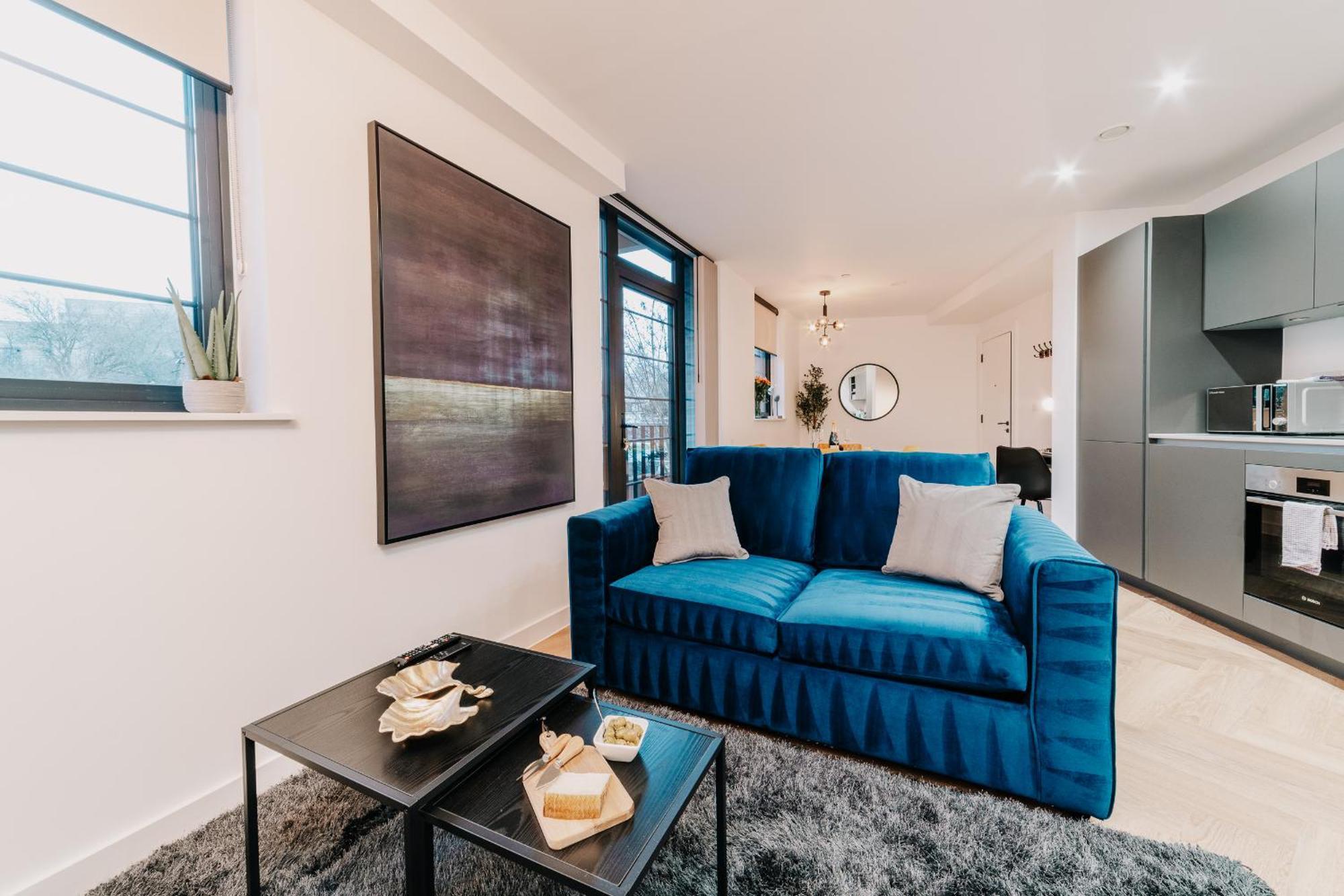 Apartment Stunning Industrial Style Gem, Centre, Balcony Canal View, Fast Wifi, Contractors, Families *