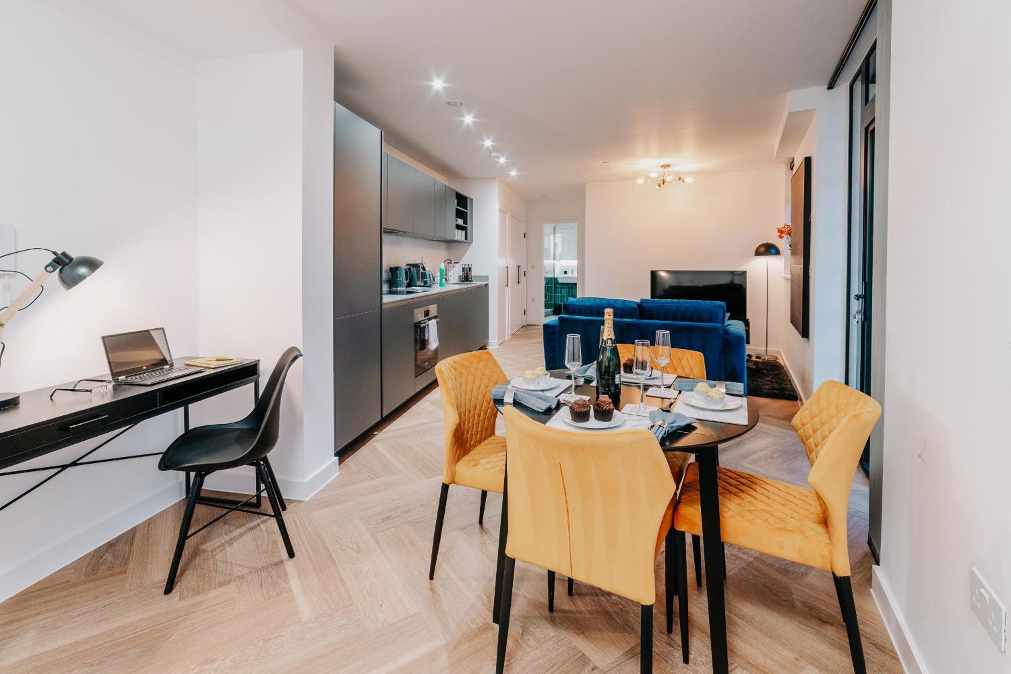 Apartment Stunning Industrial Style Gem, Centre, Balcony Canal View, Fast Wifi, Contractors, Families Birmingham