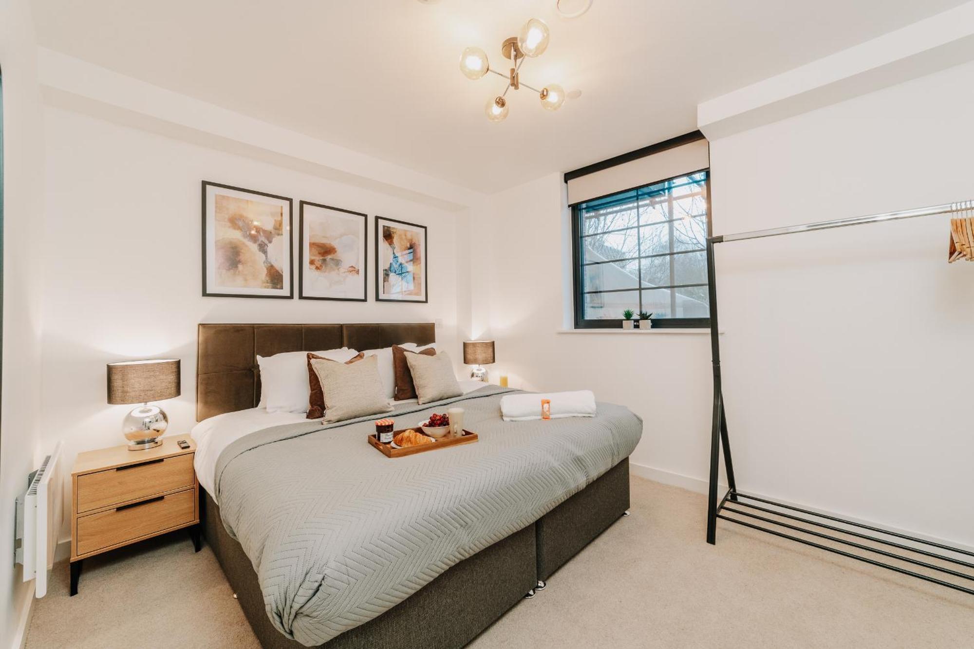 Stunning Industrial Style Gem, Centre, Balcony Canal View, Fast Wifi, Contractors, Families * Birmingham